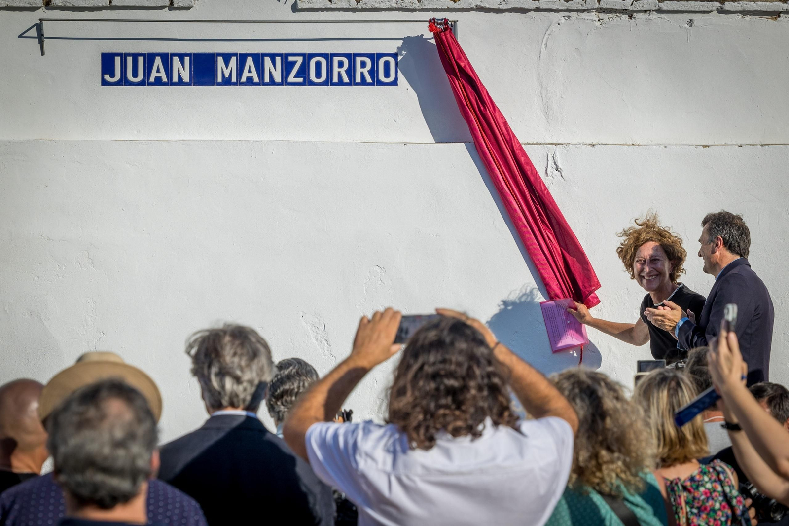 Mónica de Ramón y Bruno García descubren el rótulo de la calle Juan Manzorro.