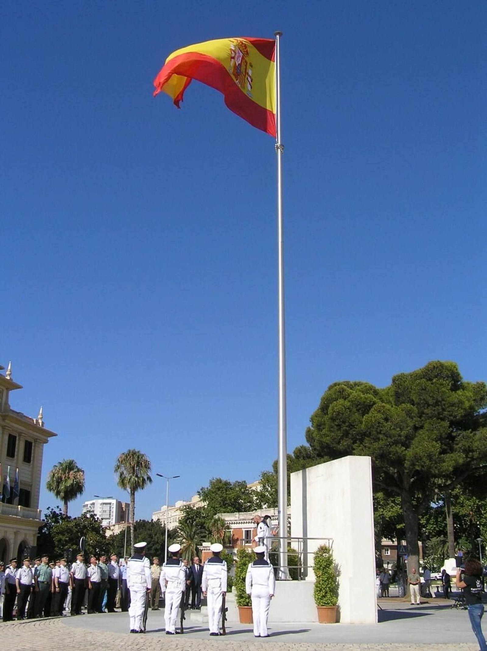 Imagen de la bandera ya izada.