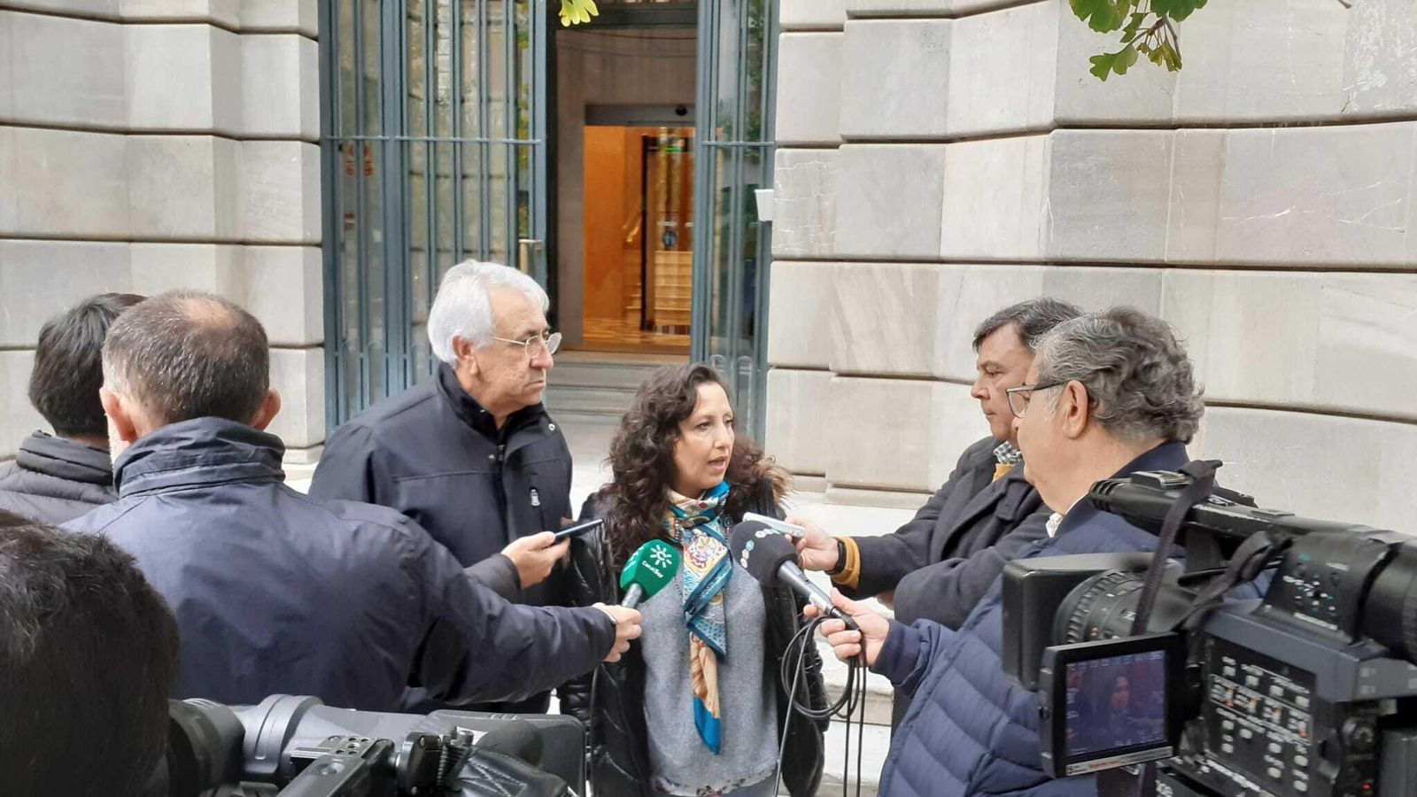 Mercedes González Liñán atiende a los medios.