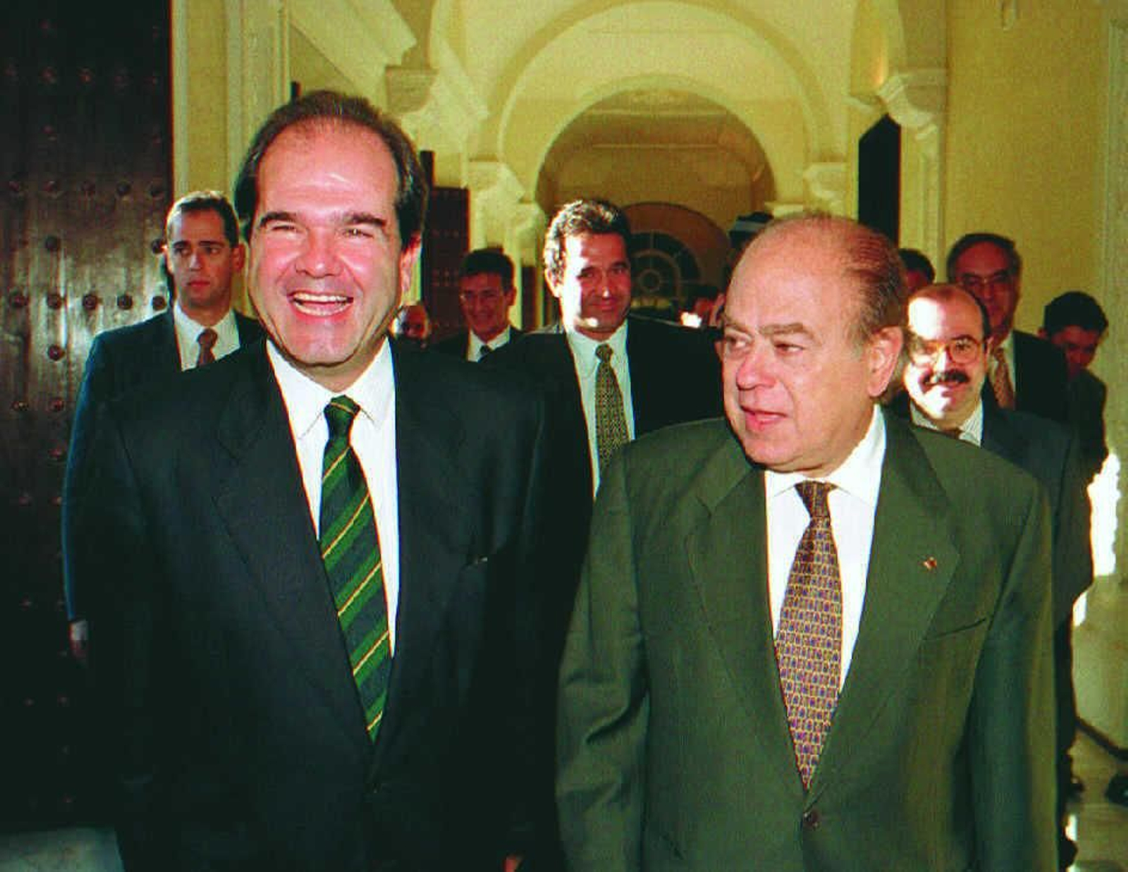 Jordi Pujol, a la derecha, junto a Manuel Chaves visitando el Palacio de San Telmo de Sevilla en octubre de 1996.