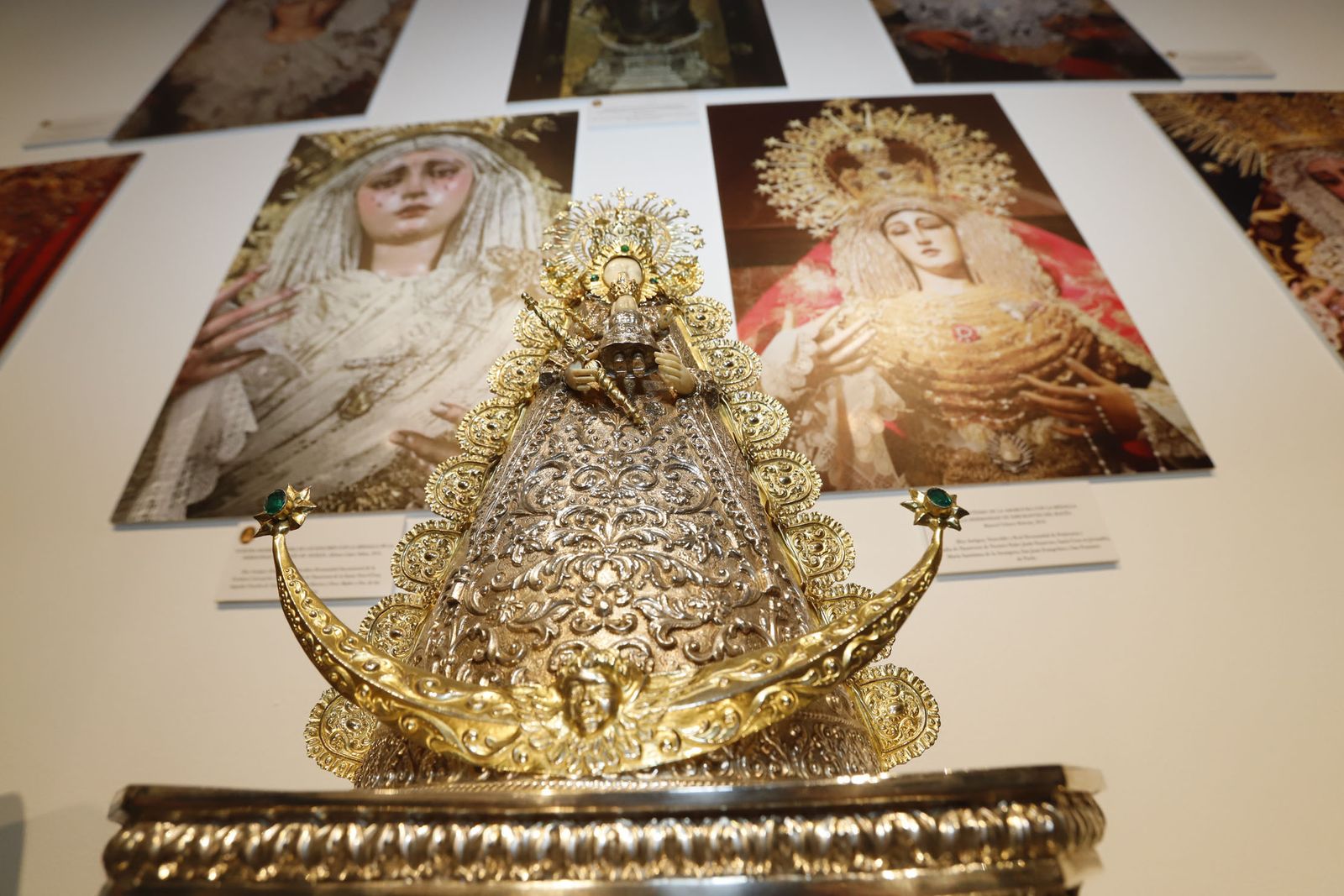 Imágenes de la inauguración de la exposición Regina Roris en la sala de la Fundación Cajasol 'El Comercial'