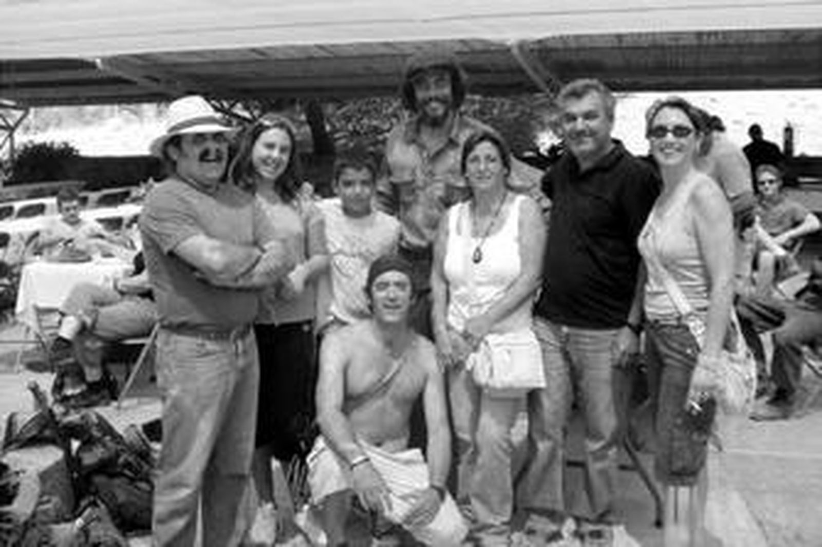 El actor Benicio del Toro posa junto a Curro Jarillo, María del Mar Sánchez y varios sampableños en el set de rodaje junto a la central hidroeléctrica.