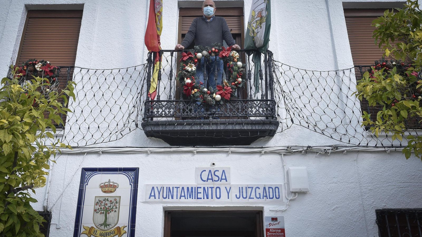 El alcalde, Antonio López Rubiano, en el balcón del Ayuntamiento.