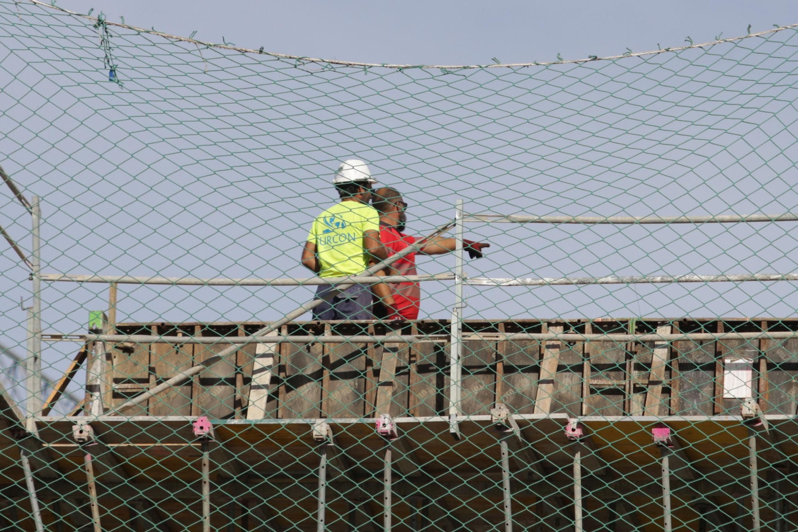 Dos trabajadores de la construcción, en una obra.