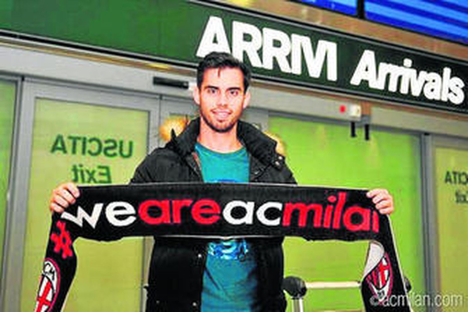 Suso, con una bufanda del Milan en el aeropuerto de la ciudad italiana.