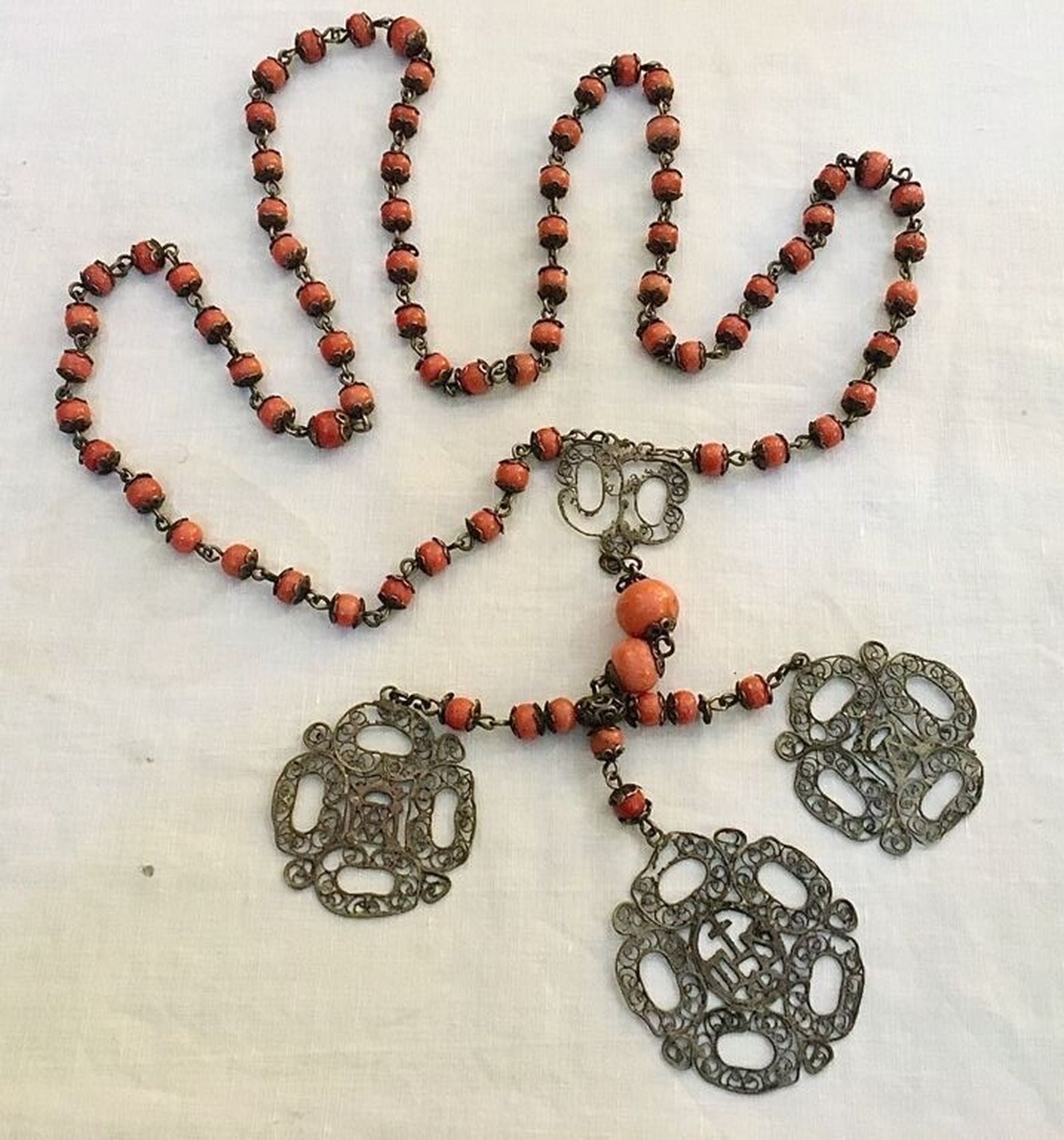 El rosario donado por unas hermanas de San Gonzalo a la Virgen de la Salud.