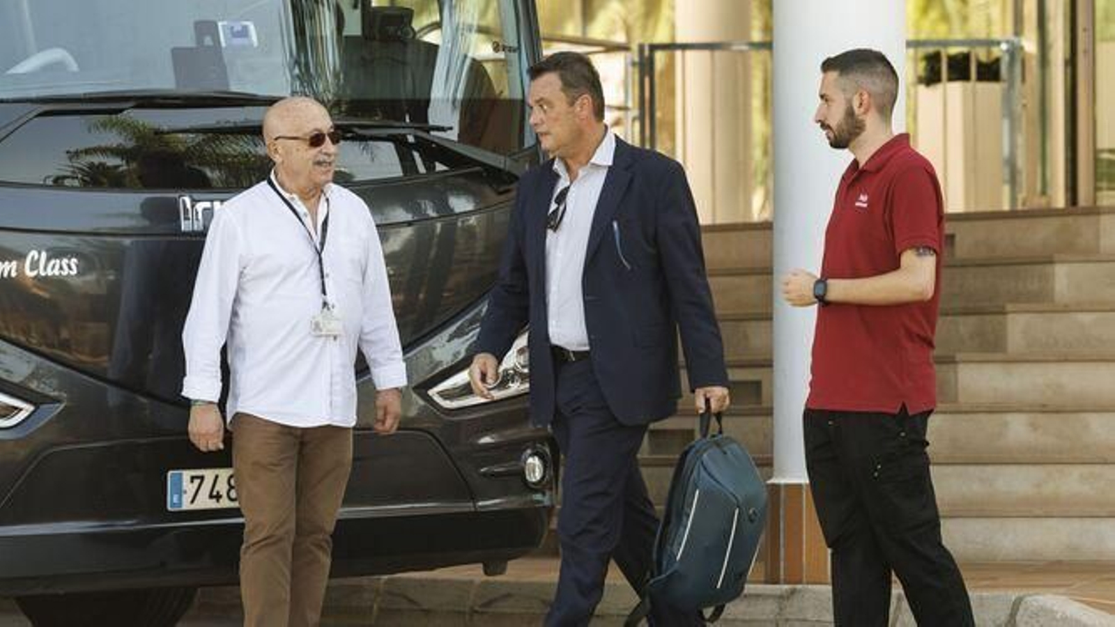 El presidente del CSD, Víctor Francos, abandona el hotel de concentración de Oliva.