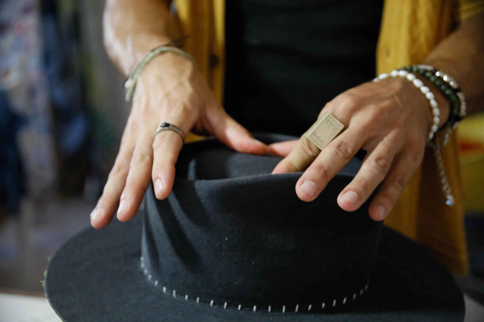 Imágenes del proceso creativo en sombreros de Alejandro Mateo