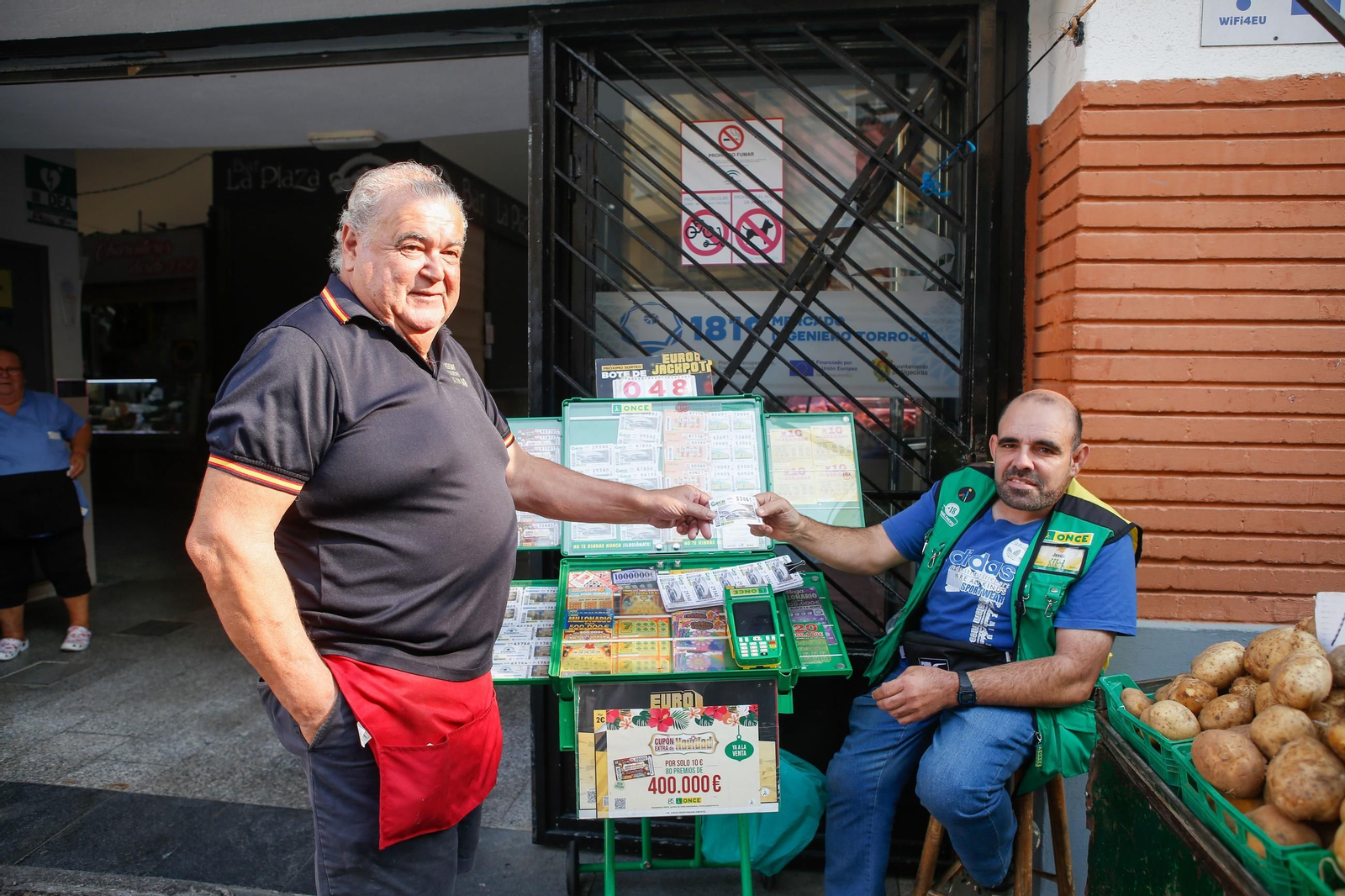 Fotos de la venta del cupón de la ONCE dedicado al Mercado Ingeniero Torroja