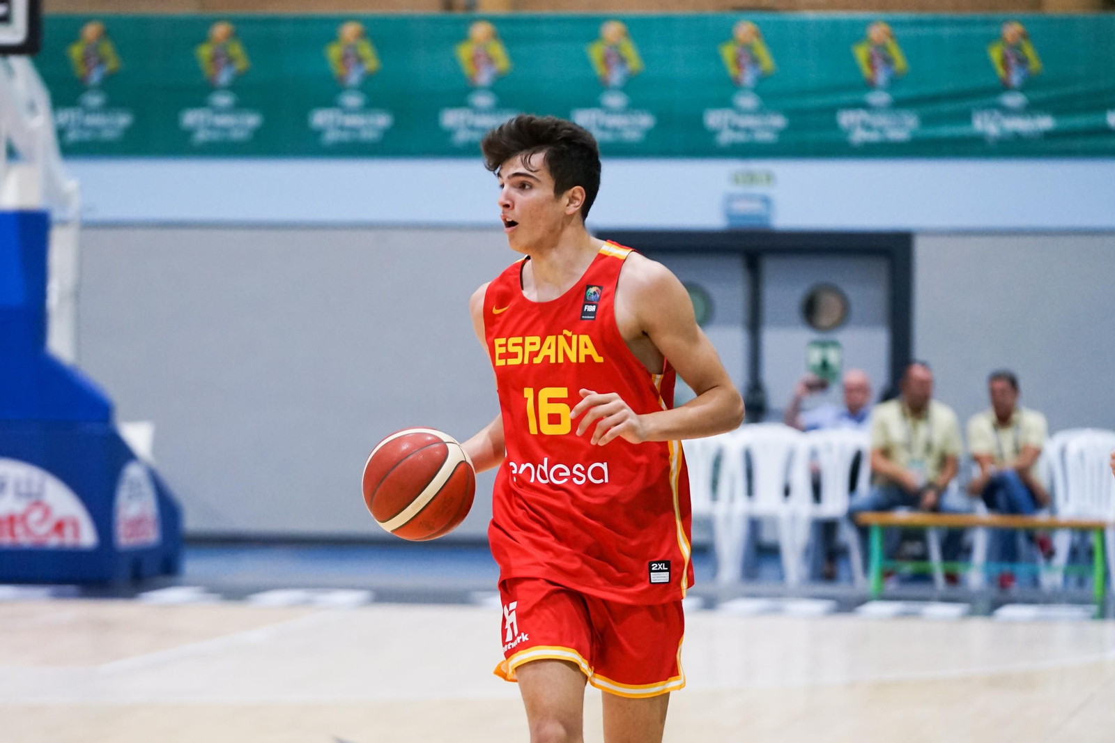 Hugo González bota el balón.