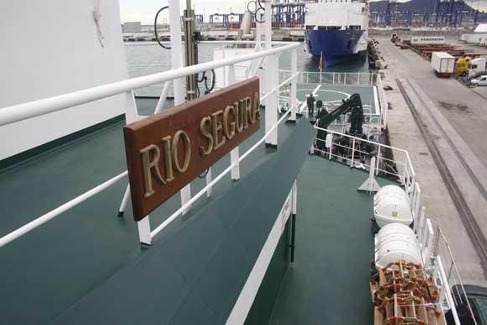 La superpatrullera 'Río Segura' hace escala en el puerto de Algeciras para repostar. Tiene 73 metros de eslora y está destinada para las misiones de la Guardia Civil en alta mar./Fotos:Vanessa Pérez

Foto: Vanessa Perez