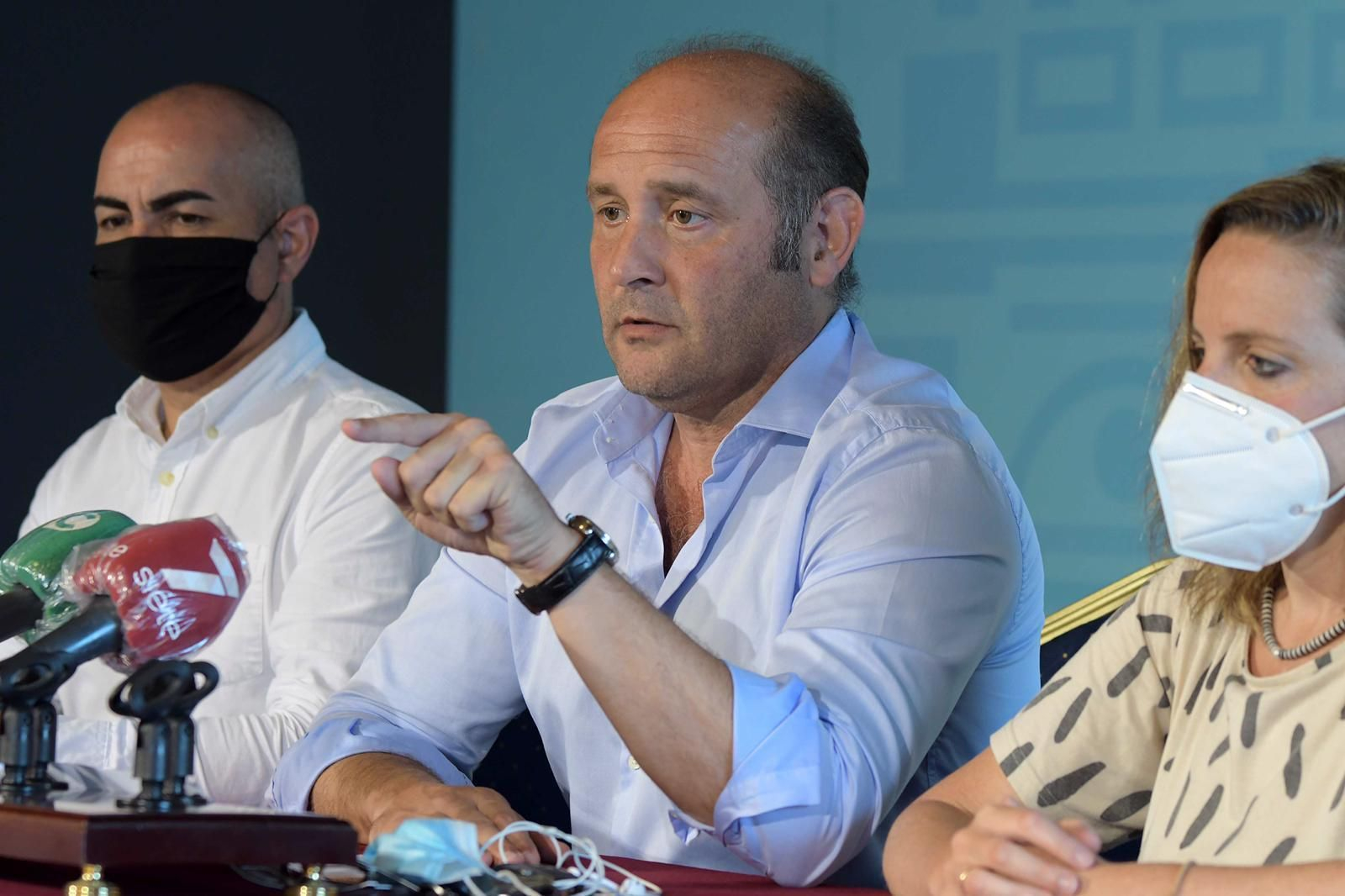 En el centro, el líder del PP en el Ayuntamiento de Cádiz, Juancho Ortiz.