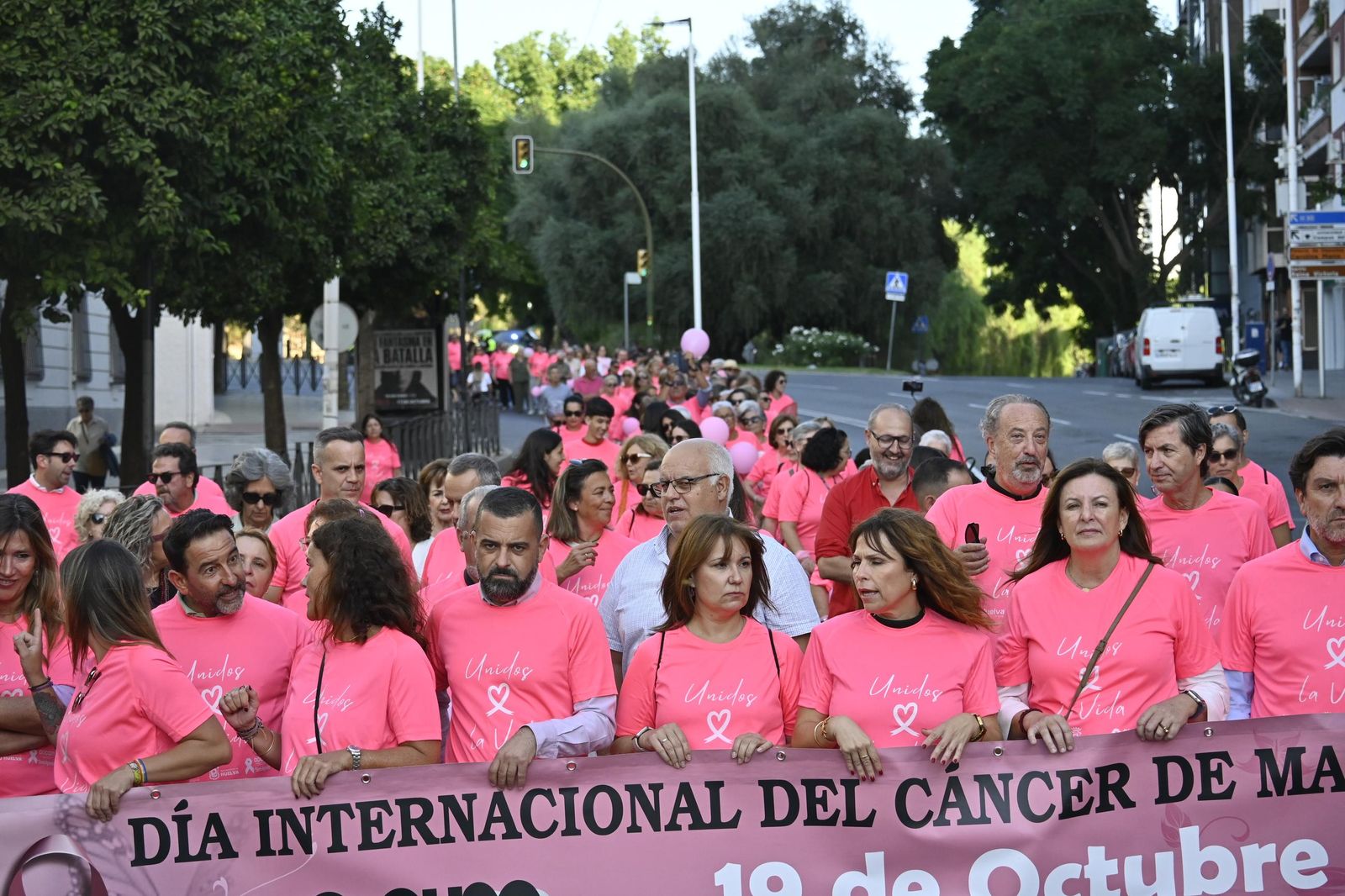 Cadena humana del día internacional del cáncer de mama