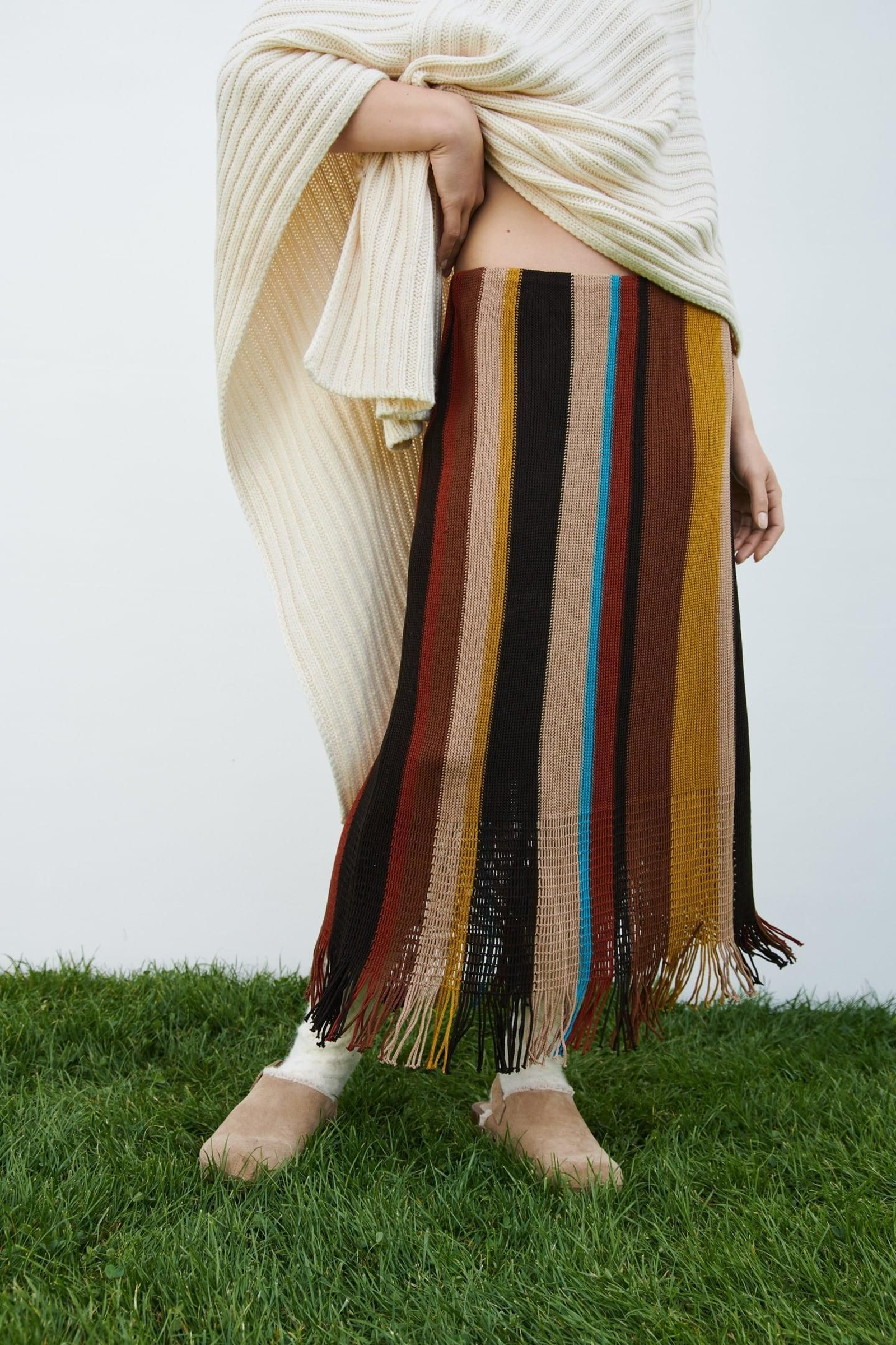 Falda de punto y rayas de Zara.