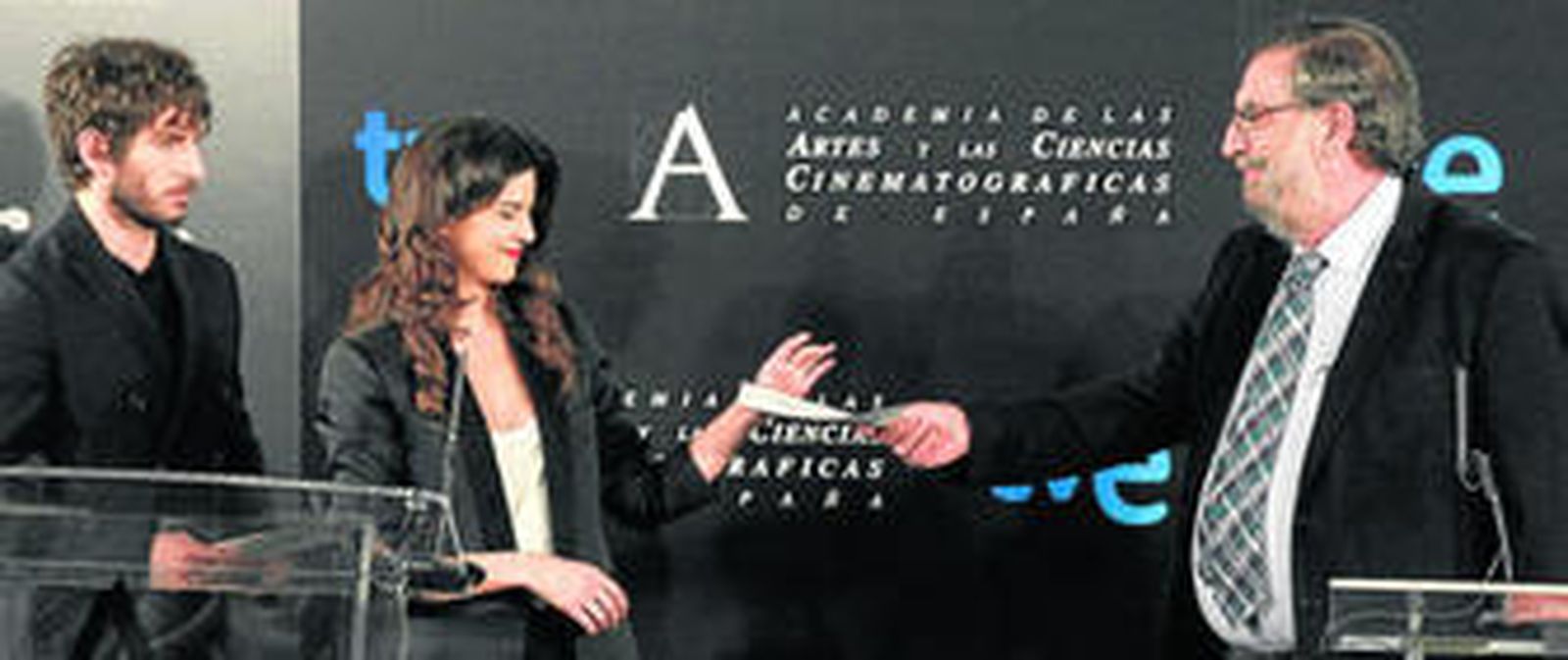 Los actores Clara Lago y Quim Gutiérrez dieron a conocer la lista de nominados, que les entregó Enrique González Macho, presidente de la Academia.