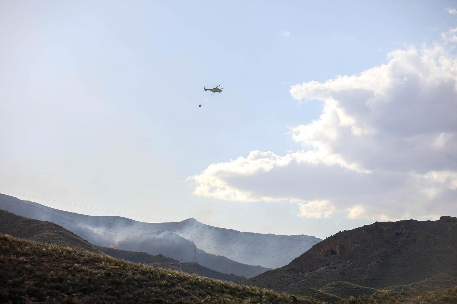Las imágenes del incendio forestal que avanza en la sierra de Huércal