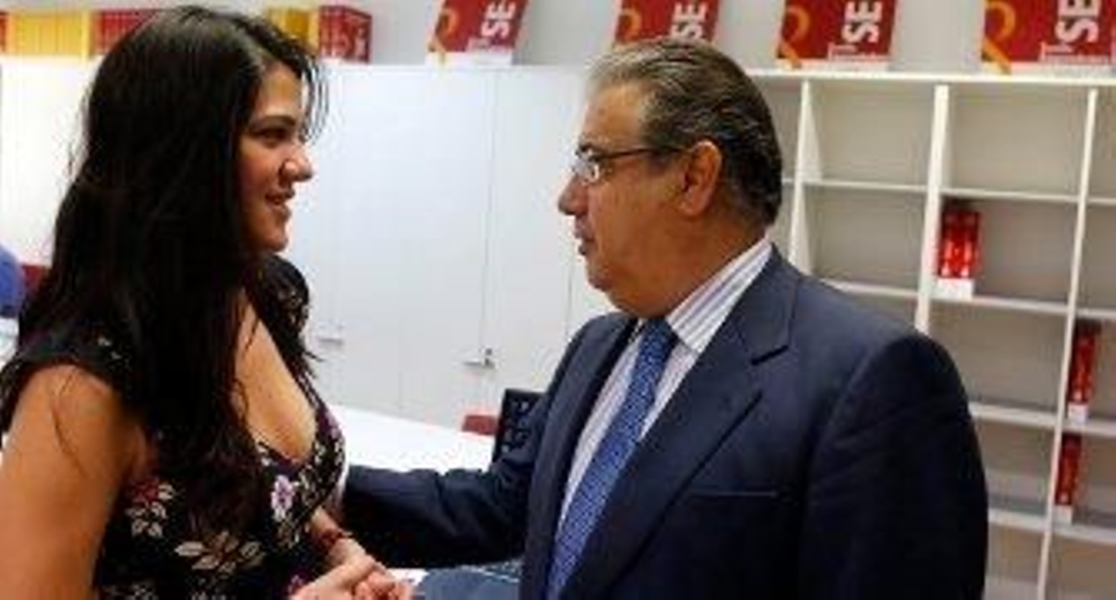 Zoido con una trabajadora del edificio CREA. /M.G.