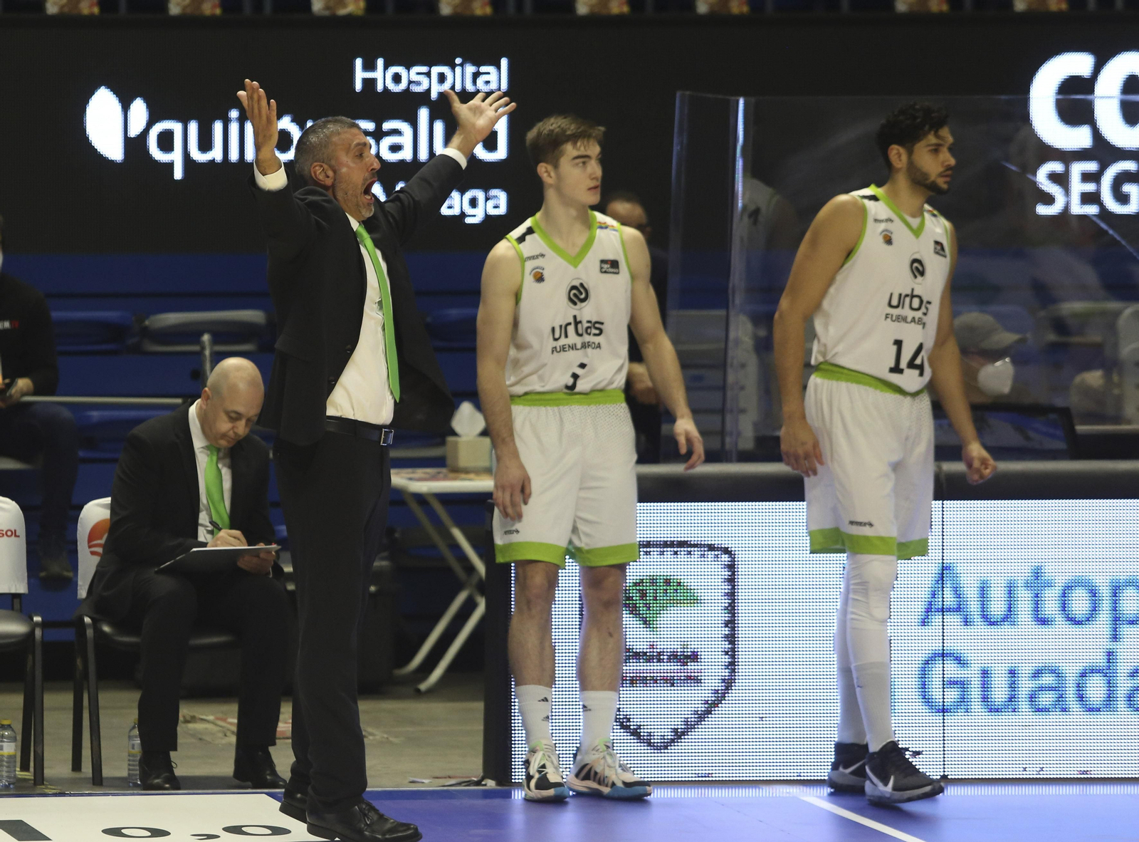 Javi Juárez gesticula en el Unicaja-Urbas Fuenlabrada.