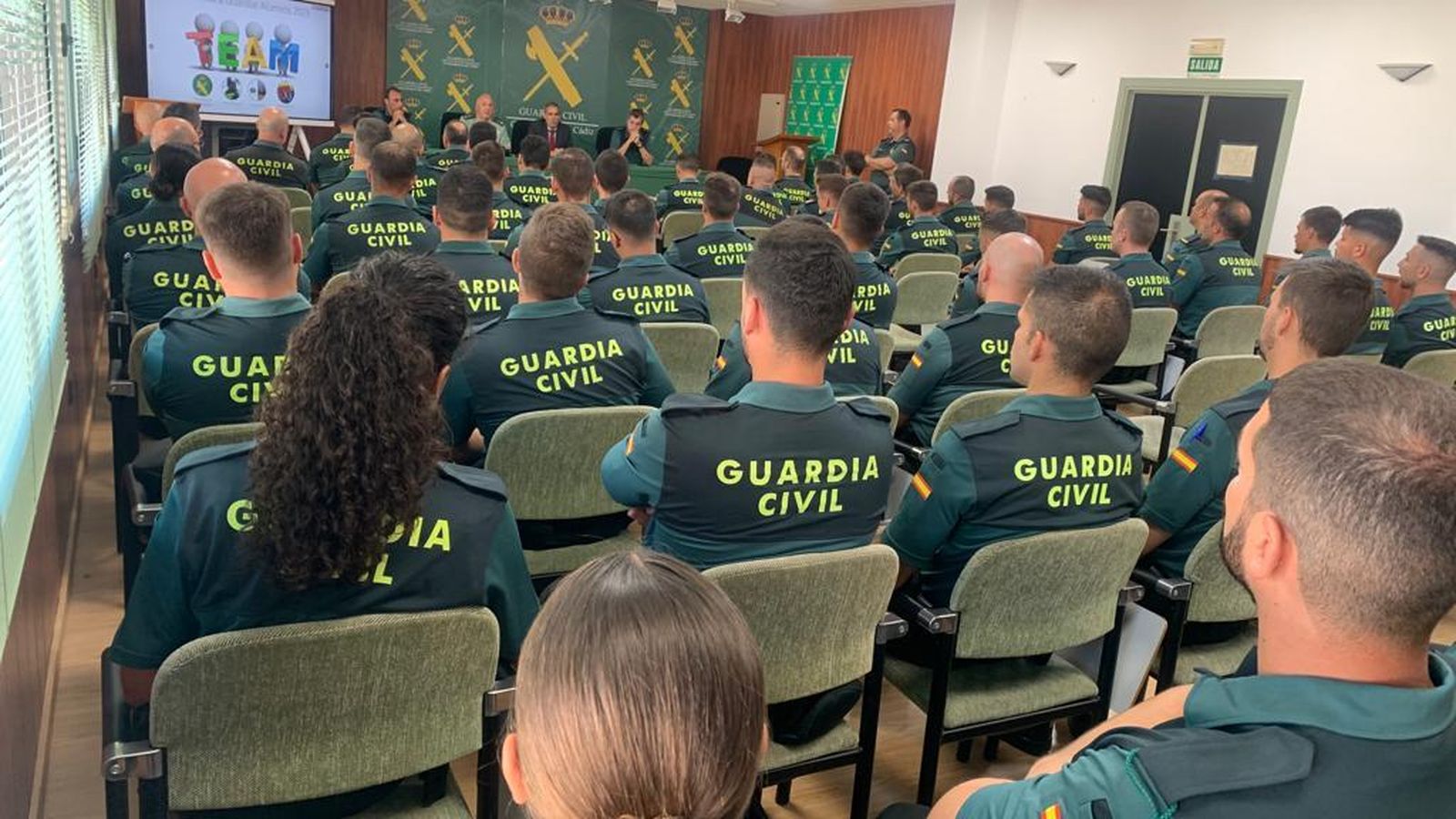 Los agentes en el Salón de Actos de la Comandancia.