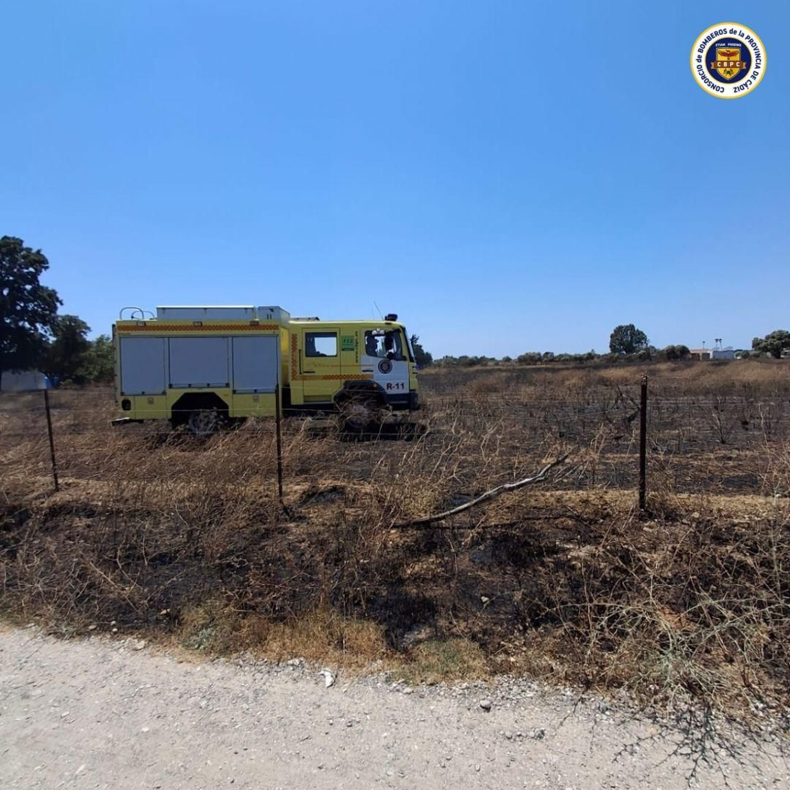 Miembros del Consorcio de Bomberos sofocando el incendio de Puerto Real