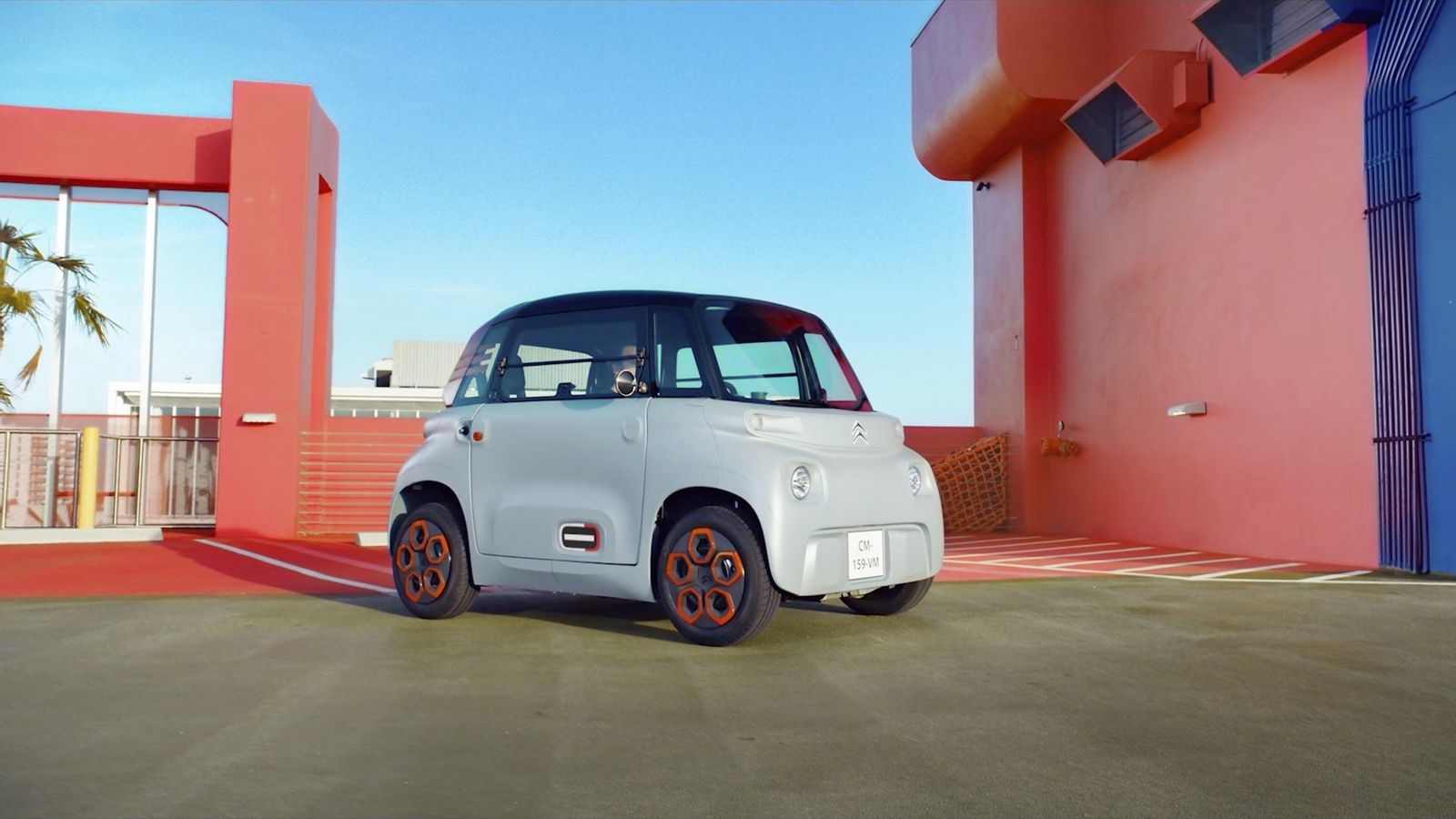 Muchas de las piezas que componen el Citroën Ami son perfectamente intercambiables, como las puertas aunque se abran en sentido contrario, cristales, elementos mecánicos como la suspensión, etc. lo que abarata su producción.