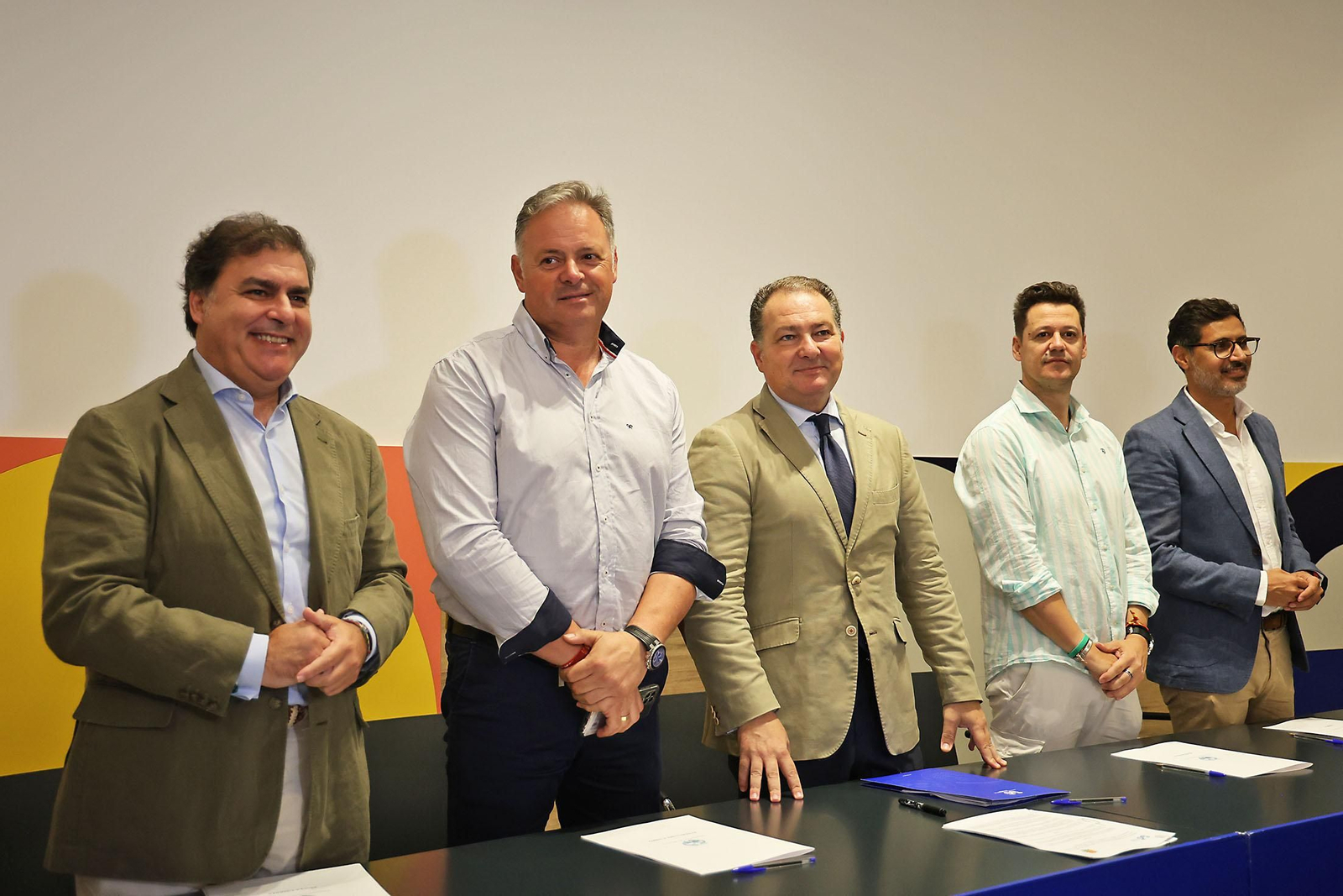 Imágenes de la firma con alcaldes de 34 municipios los convenios del programa 'Tu Diputación Invierte'