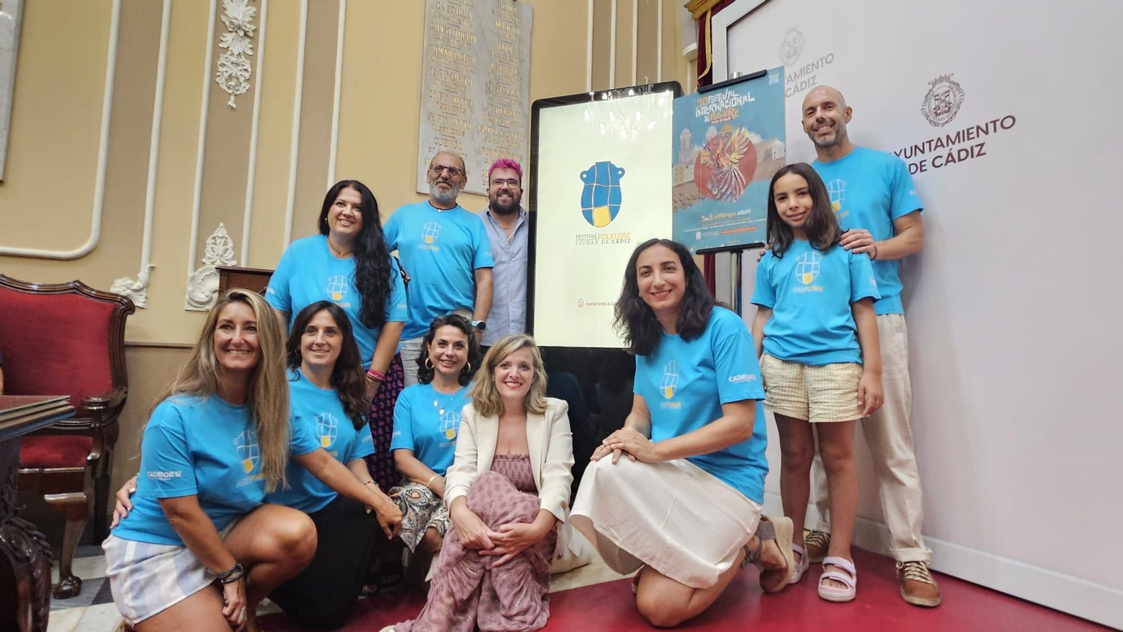 Foto de familia tras la presentación en el Ayuntamiento del renovado Festival de Folklore Ciudad de Cádiz.