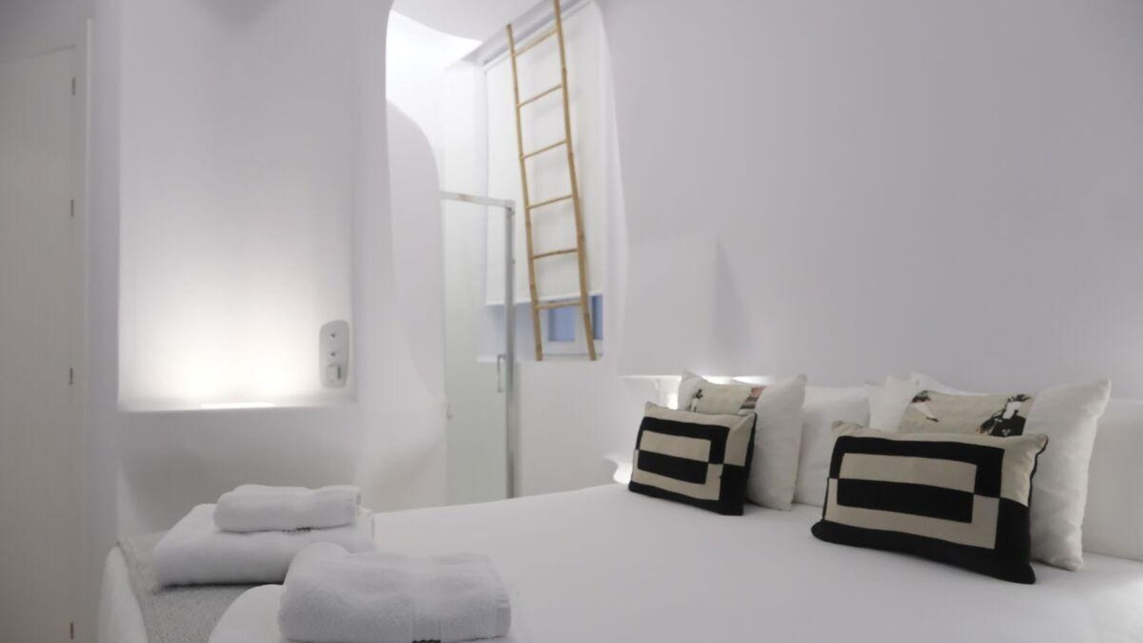 Su interiorismo, inspirado en un diseño moderno y singular, incorpora elementos contemporáneos como luz cenital y decoración orgánica y minimalista