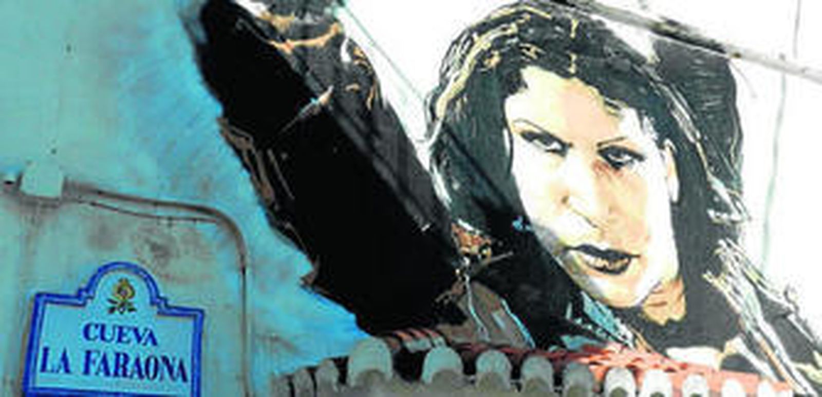 El artista tuvo que eliminar la pintura realizada en una fachada interior de la Cueva La Faraona.