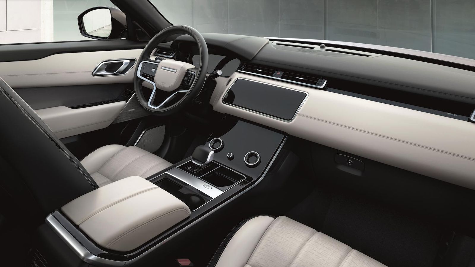 Además de poder elegir los acabados de pintura a mano de SV Bespoke, en el interior existe la posibilidad de elegir distintas tapicerías. Los Auric Edition disponen de la pantalla interactiva.