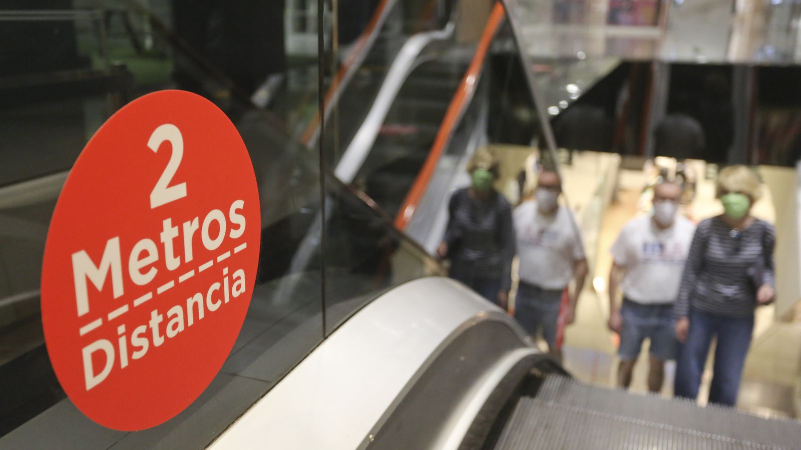 Instrucciones para guardar las distancias de seguridad en unas escaleras mecánicas.