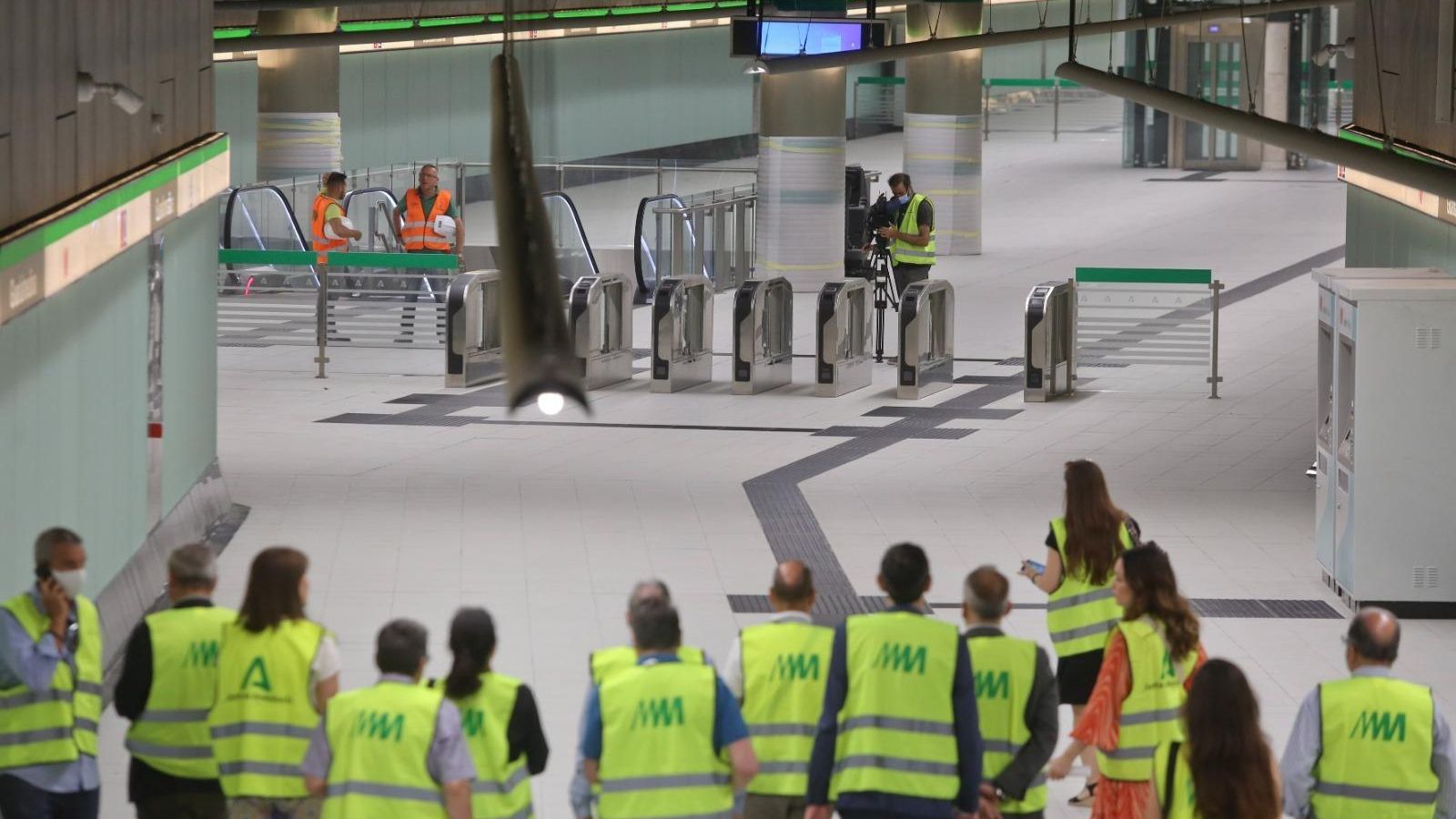 Un grupo de comerciantes en la visita a la estación Guadalmedina del Metro de Málaga Un grupo de comerciantes en la visita a la estación Guadalmedina del Metro de Málaga