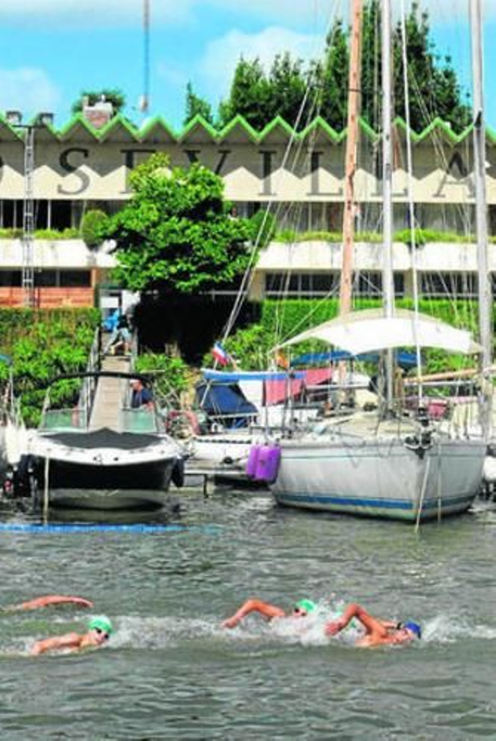 Los nadadores pasan a la altura del Náutico Sevilla.