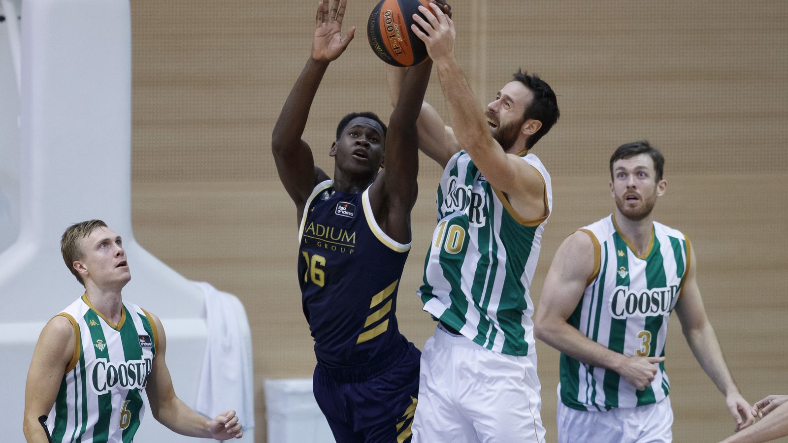 Pablo Almazán pugna con Garuba por el balón.