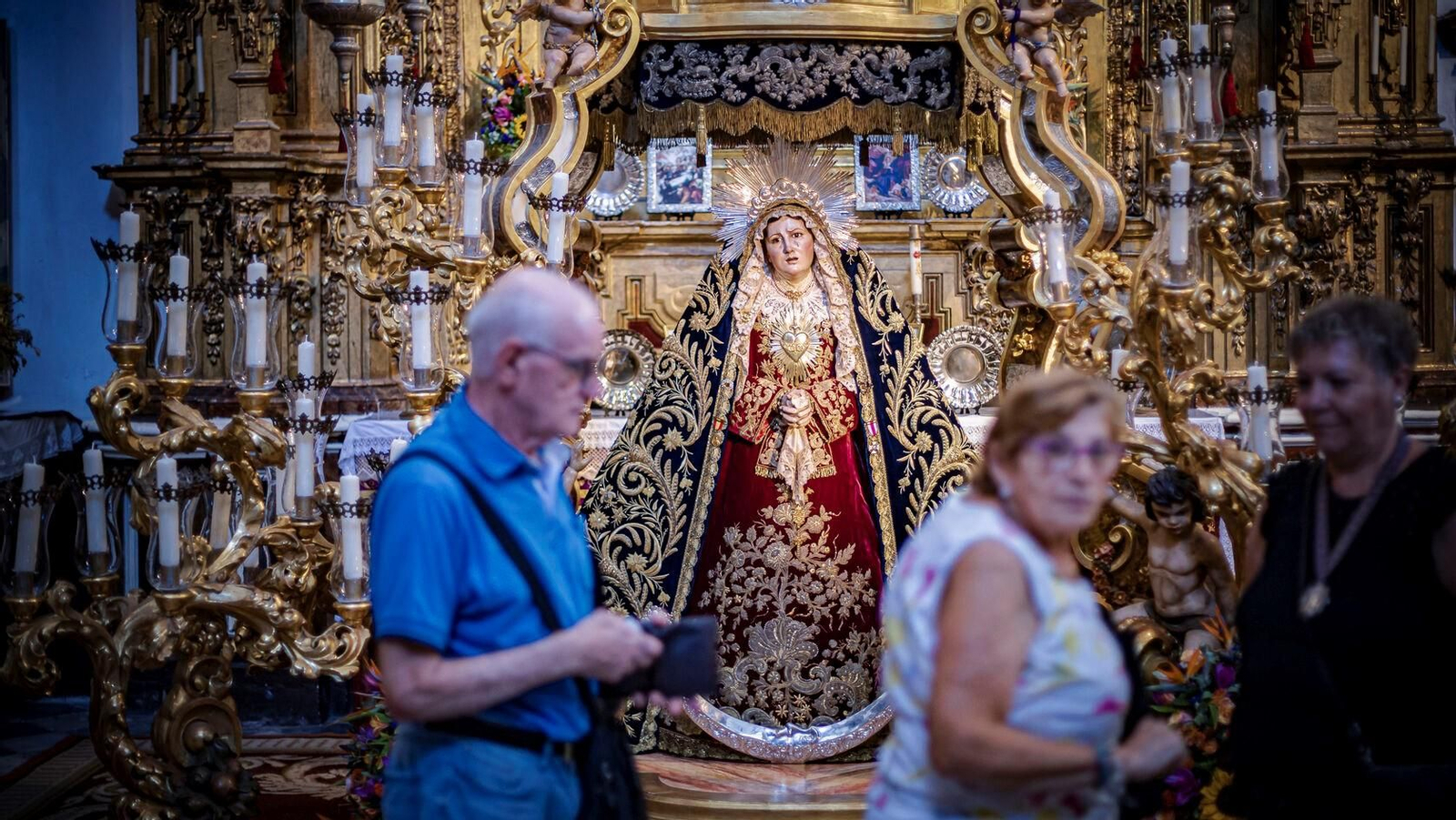 Primer día del besamanos extraordinario por el 75 aniversario del Dogma de la Asunción en Cádiz