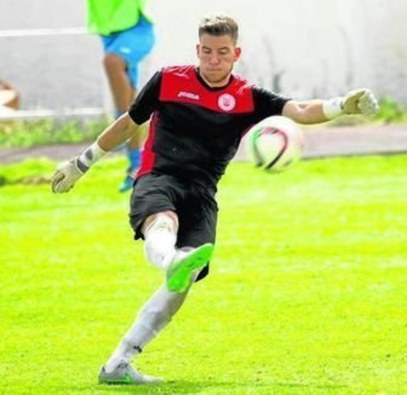 Iván se dispone a poner el balón en juego, el pasado curso con el San Roque.