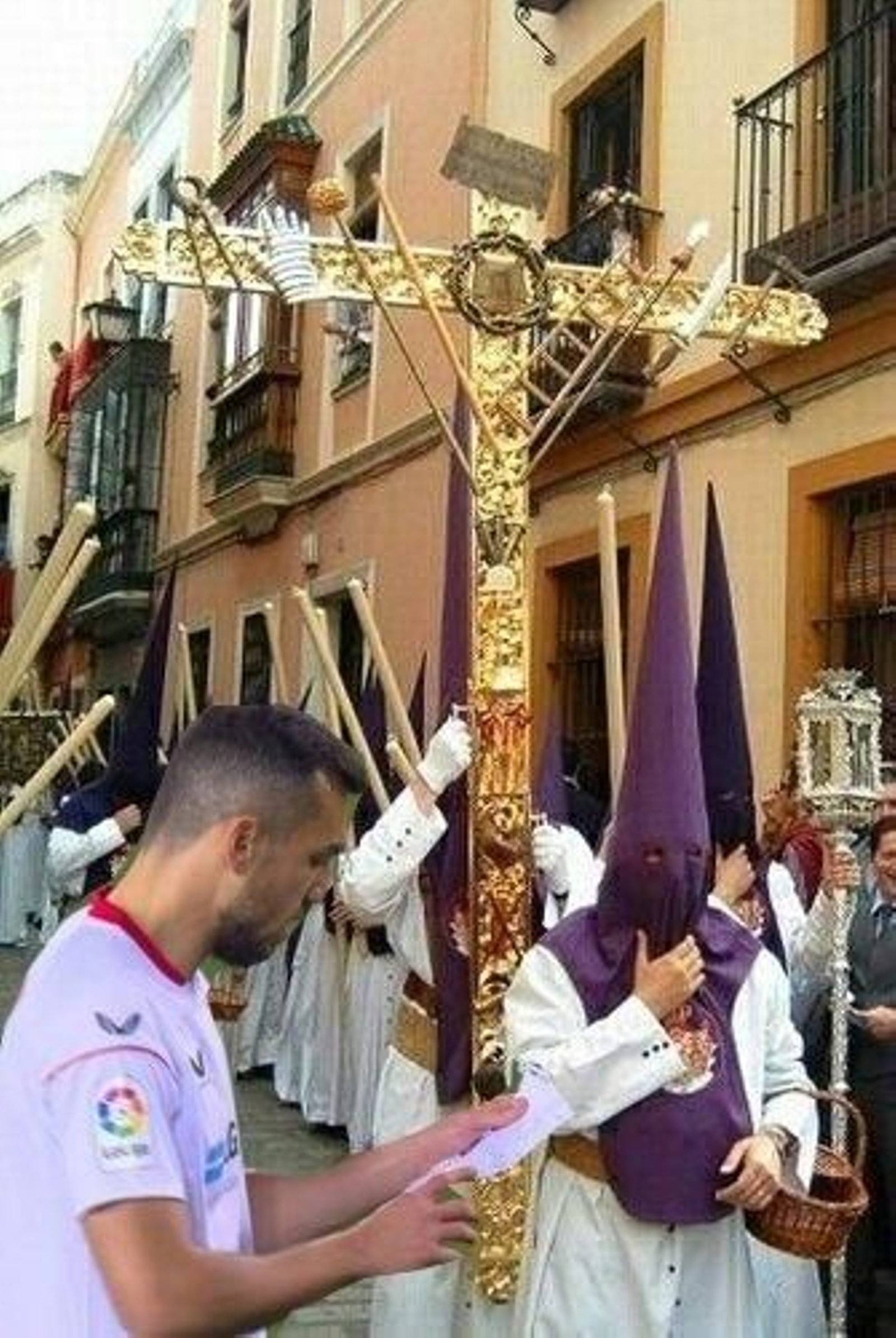 Uno de los montajes: Joan Jordán leyendo el 'pograma' ante la cruz de guía de Los Caballos.