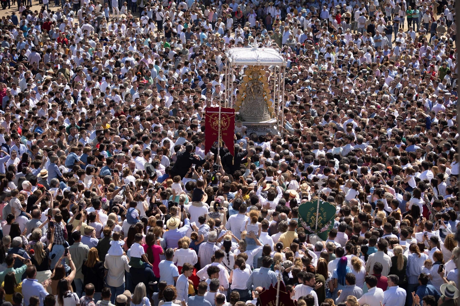 Procesión de la Virgen del Rocío por la Aldea, este lunes.