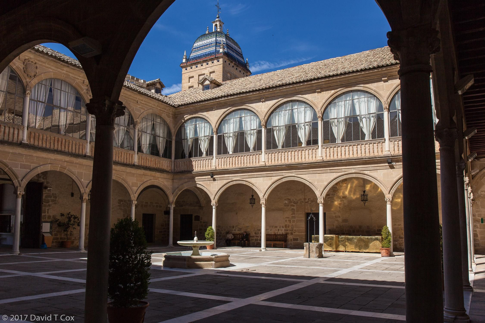 El comienzo de la ruta lleva hasta el Hospital de Santiago, conocido como la "catedral civil de Úbeda".