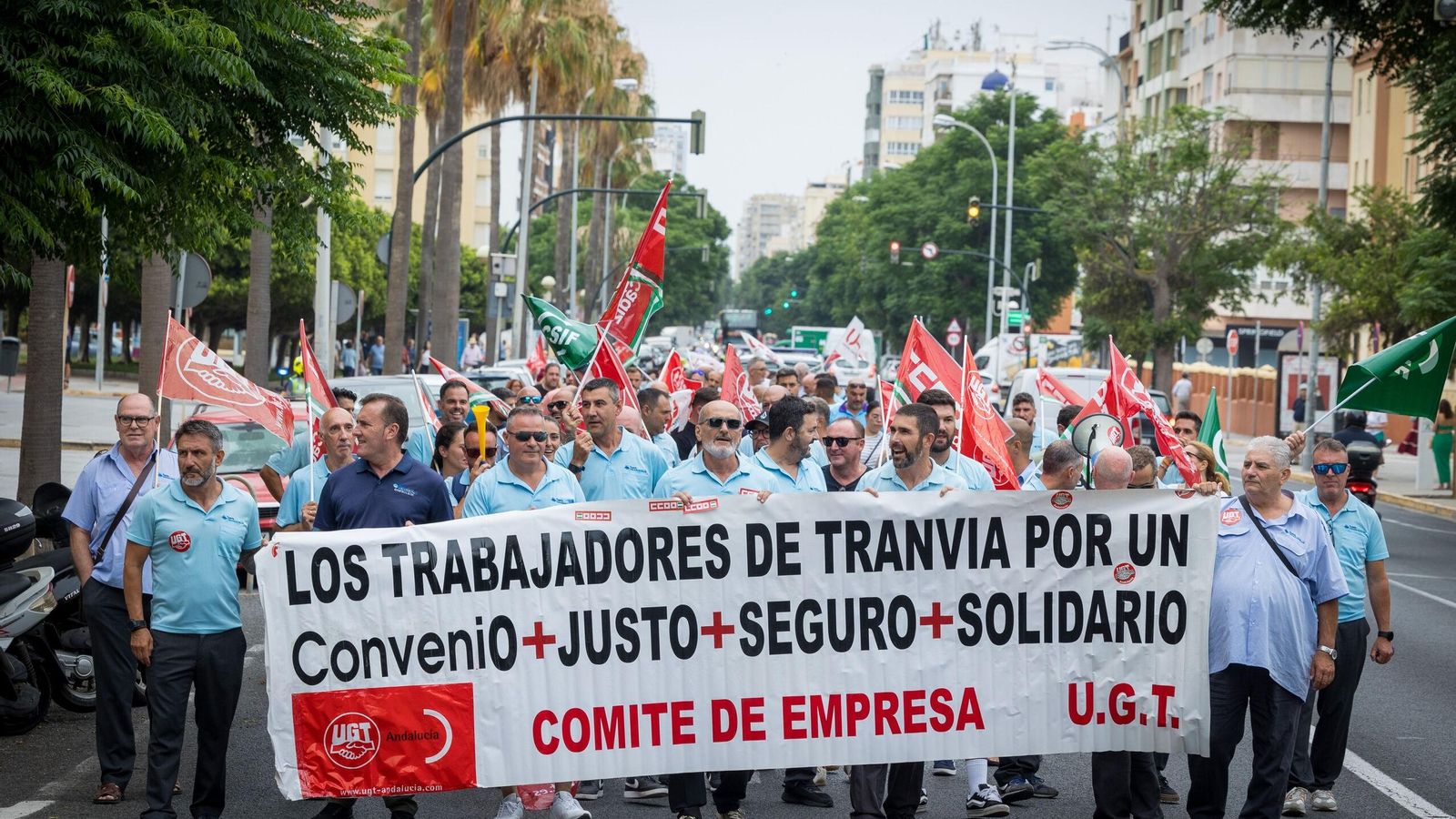 Una imagen de la marcha de la plantilla de trabajadores por la avenida Andalucía de Cádiz. Una imagen de la marcha de la plantilla de trabajadores por la avenida Andalucía de Cádiz.