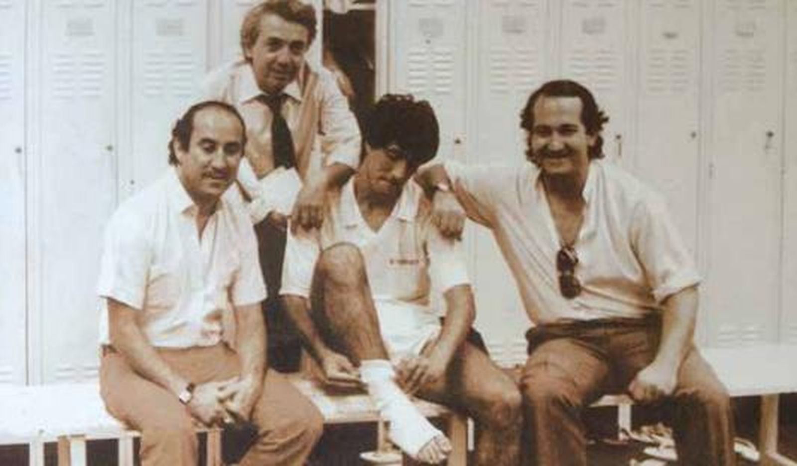 Marcos, con corbata, junto a los artistas Juan Valdés y Álvarez Duarte en el adiós de Blanco.