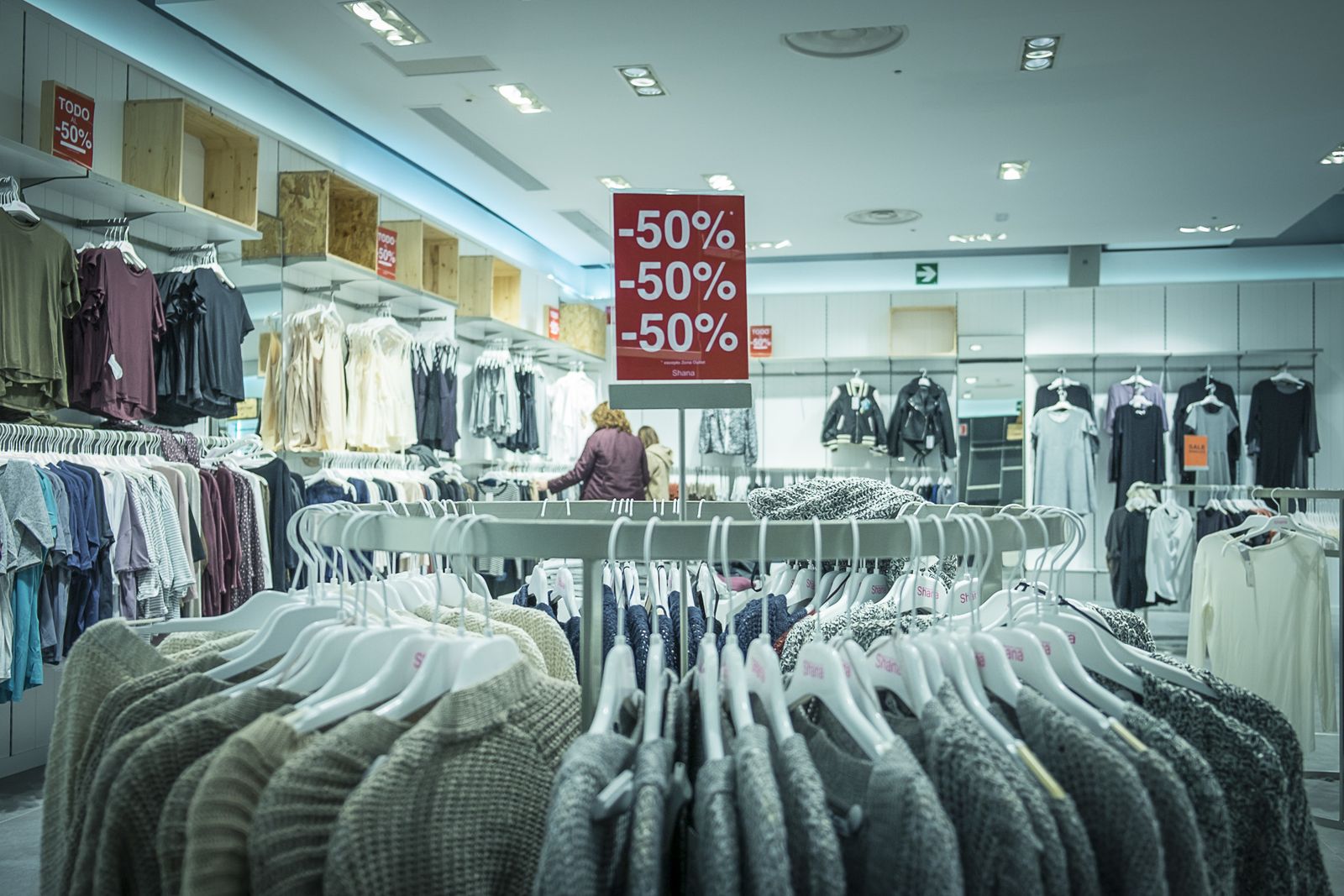 Ambiente de rebajas en el centro comercial Bahía Sur.