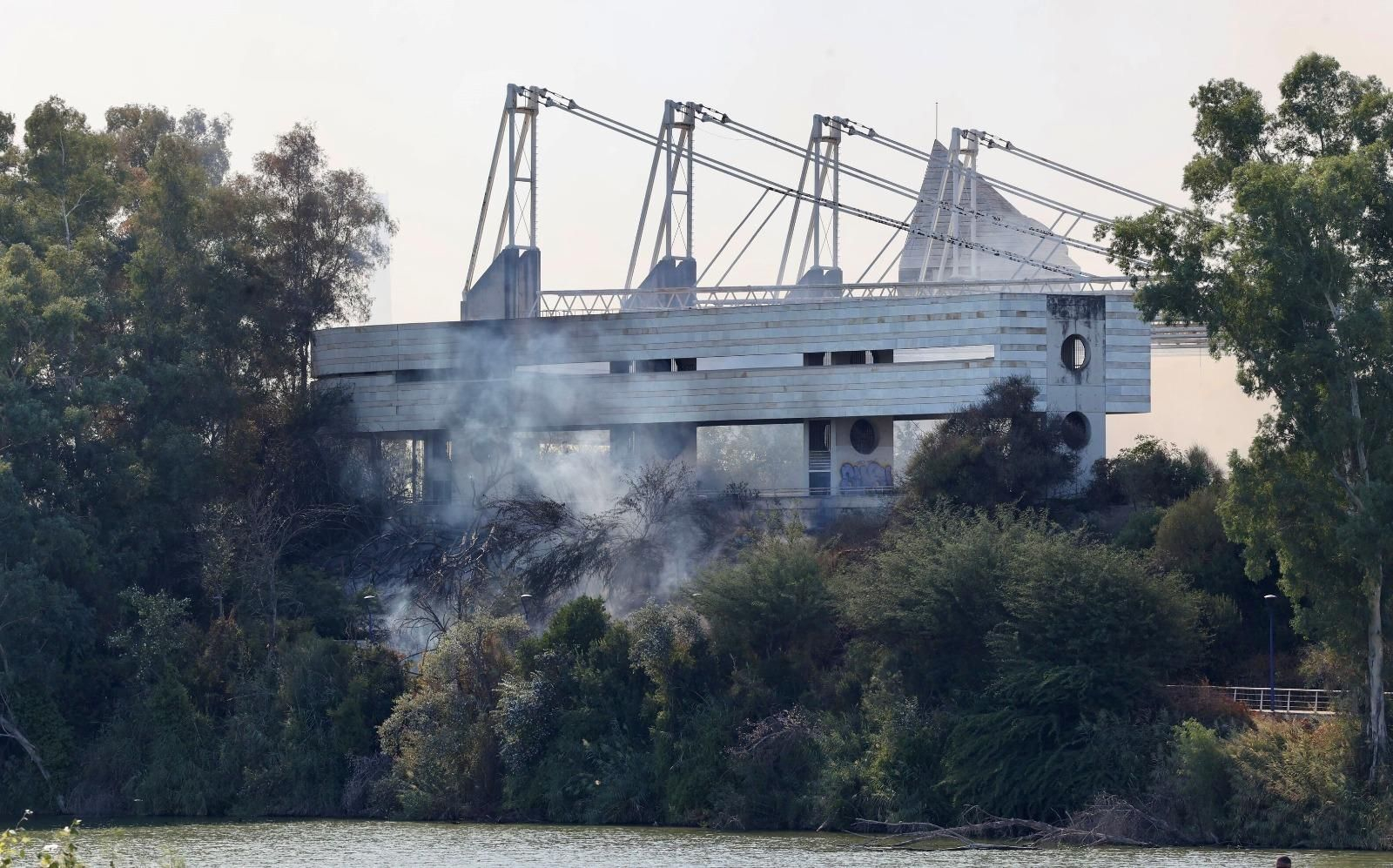 Las imágenes del incendio del auditorio Rocío Jurado