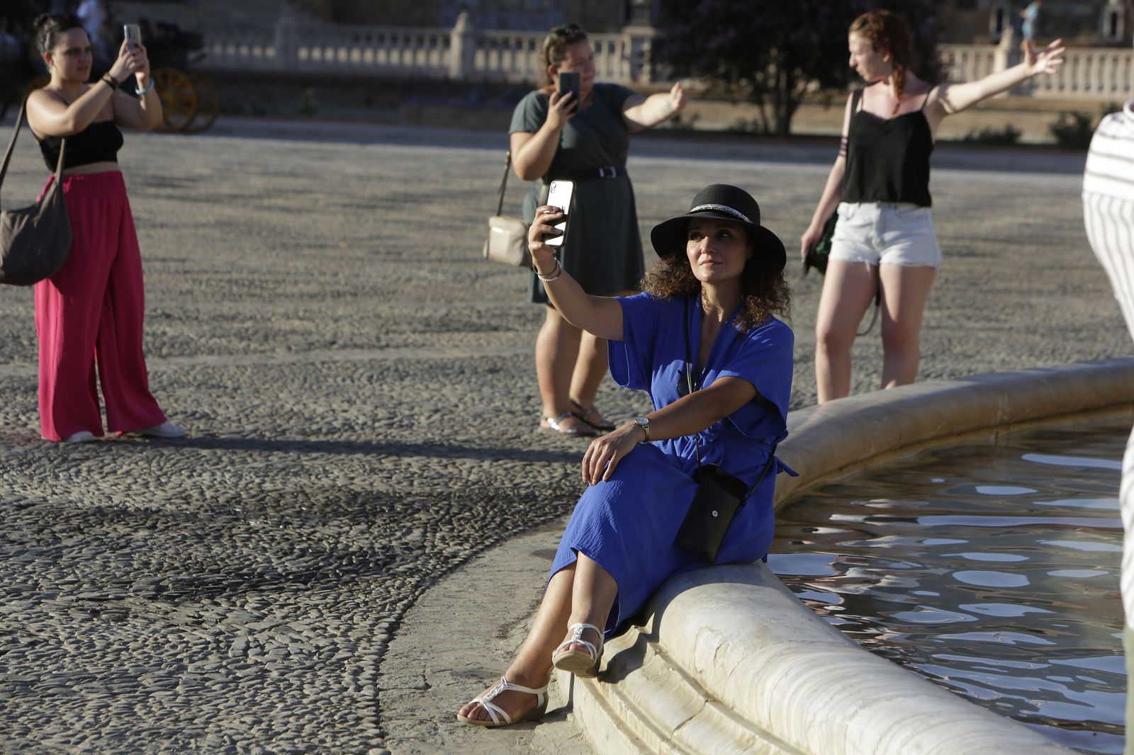 Una turista se hace un 'selfie' en la Plaza de España.