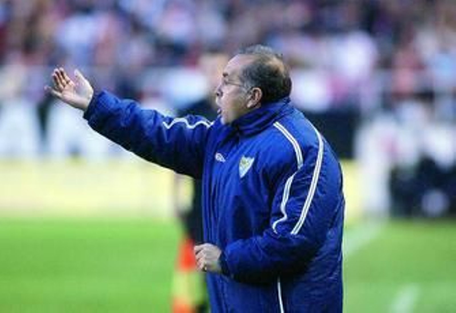 Antonio Tapia da instrucciones en la banda.