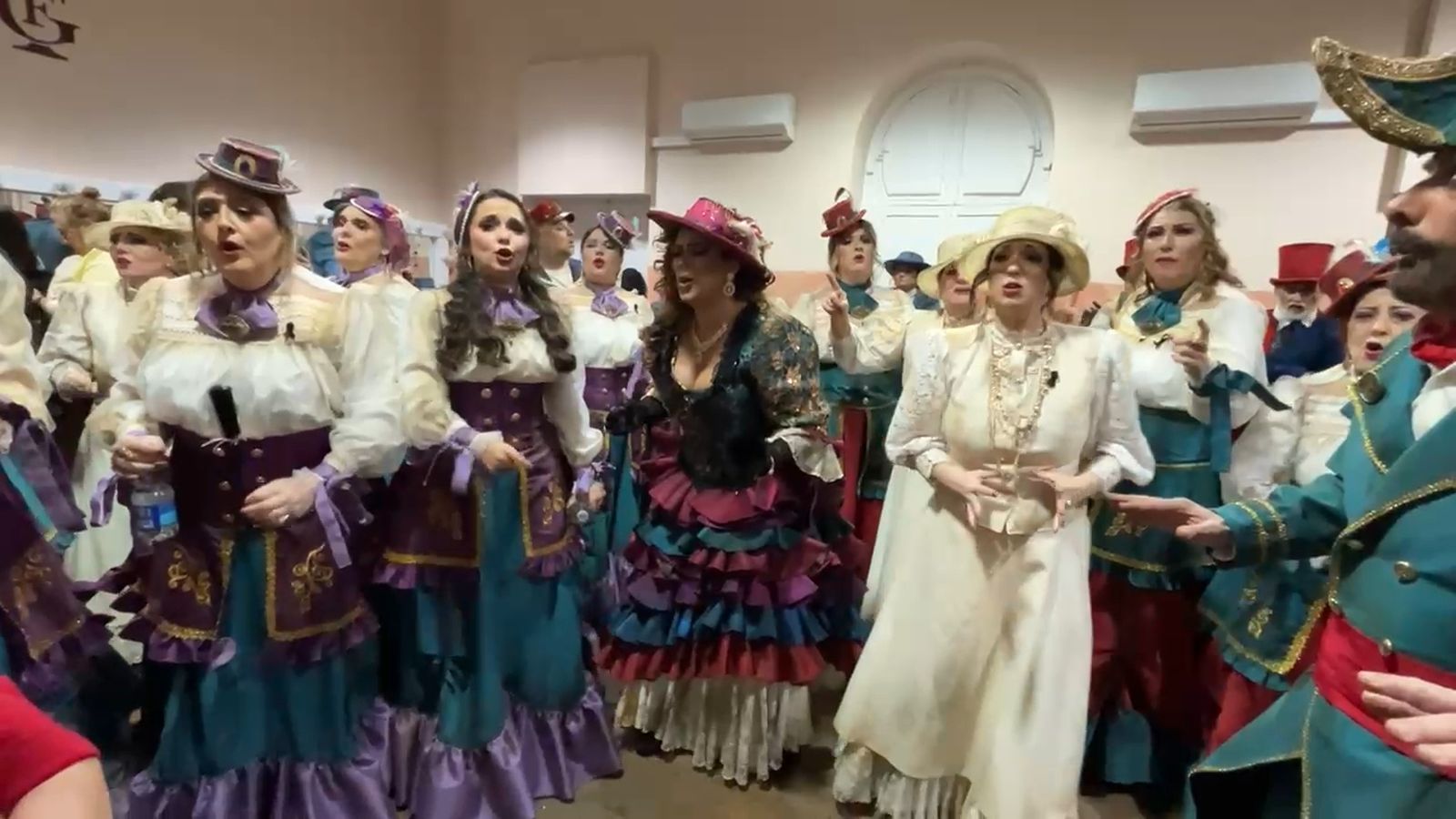 El coro 'Café Puerto América' denuncia el lastre de la pederastia