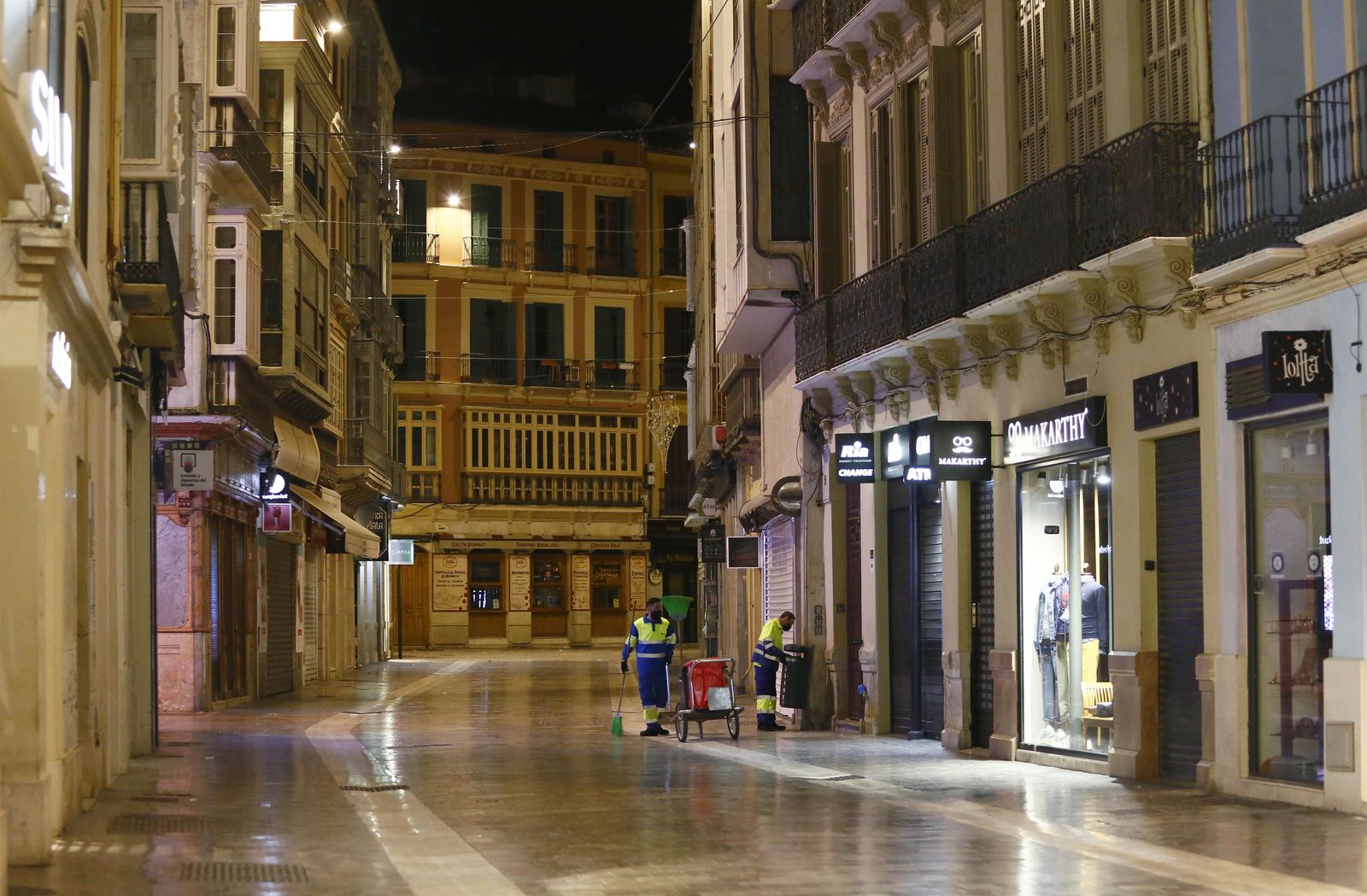 Calle Granada en la primera noche con toque de queda en Málaga