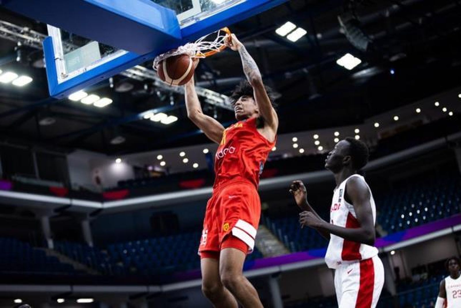 España ganó a Canadá en el debut