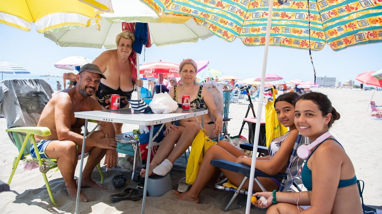Carmen y su familia en la playa de la Misericordia