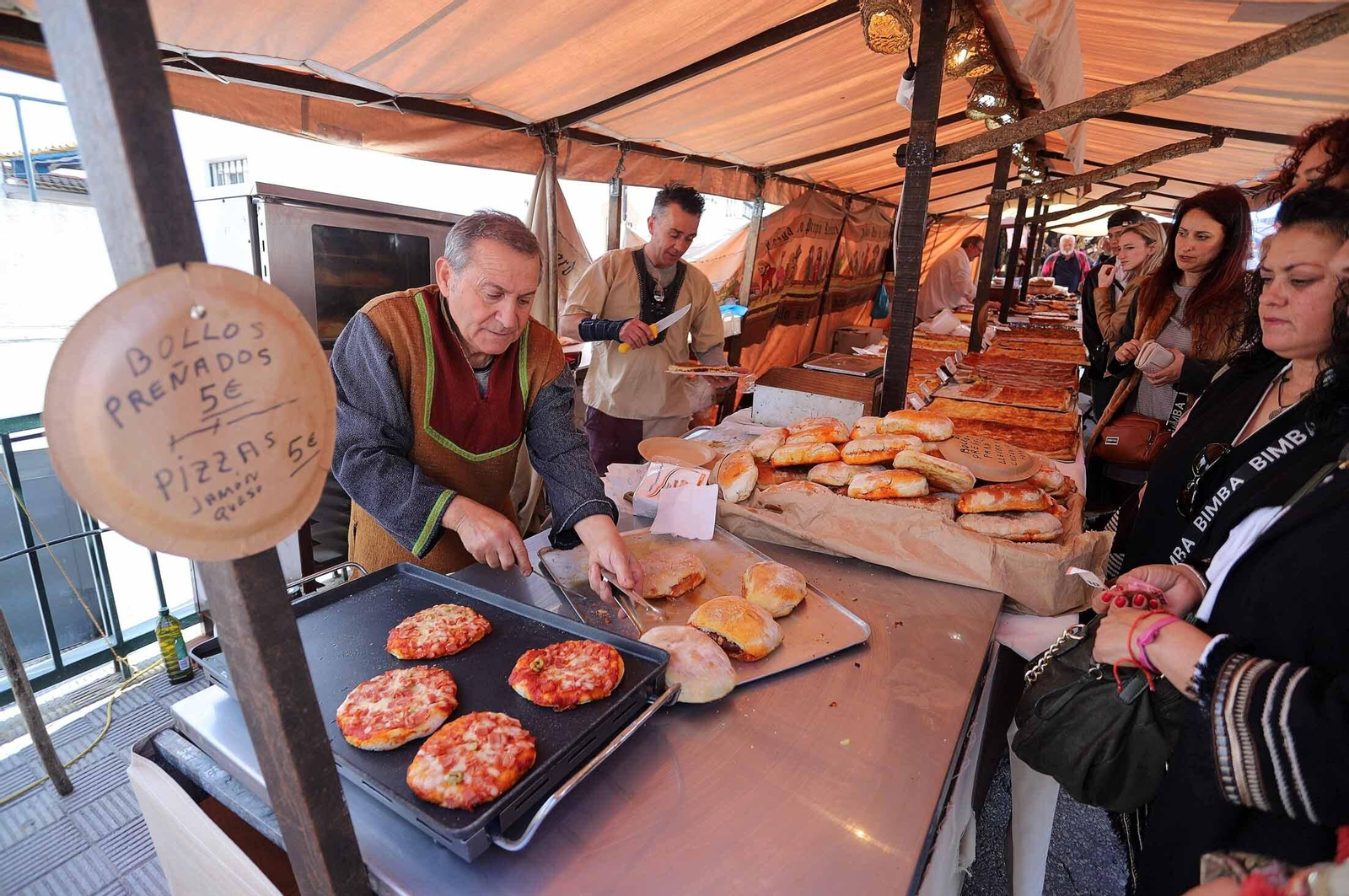 Imágenes del gran ambiente en la Feria Medieval de Palos de la Frontera, Huelva